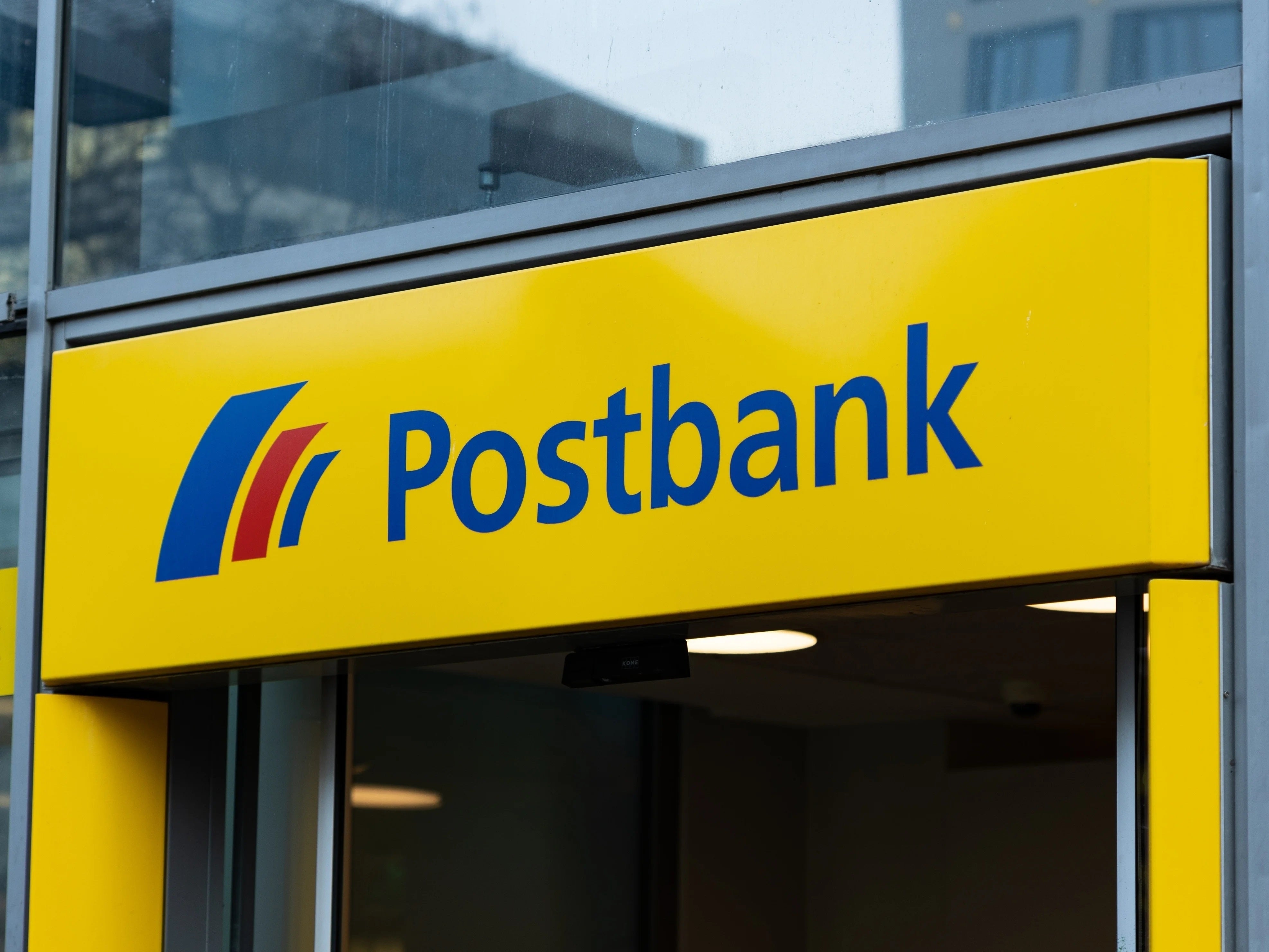 Eingang einer Postbank-Filiale