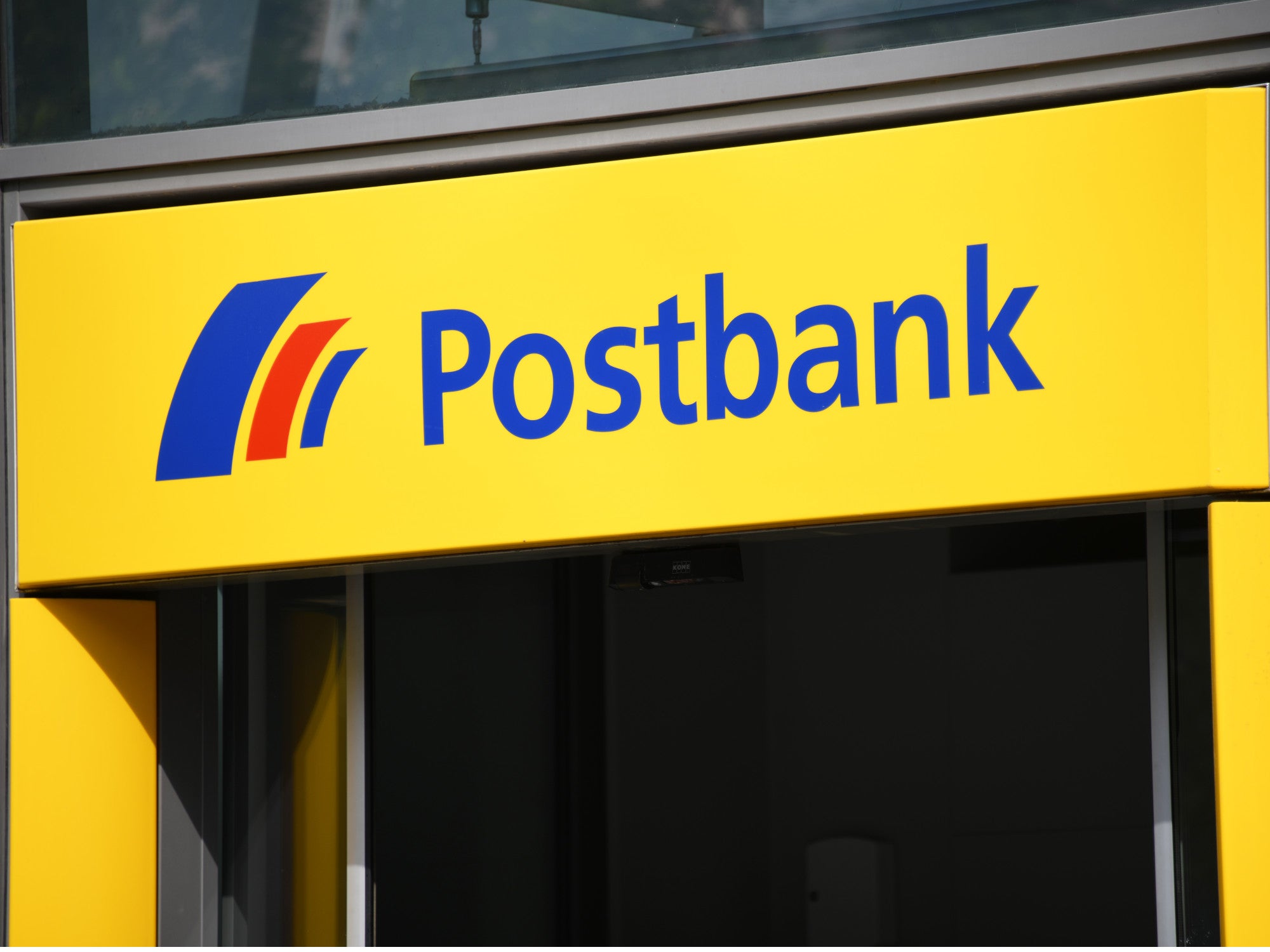 Logo der Postbank vor einer Filiale.