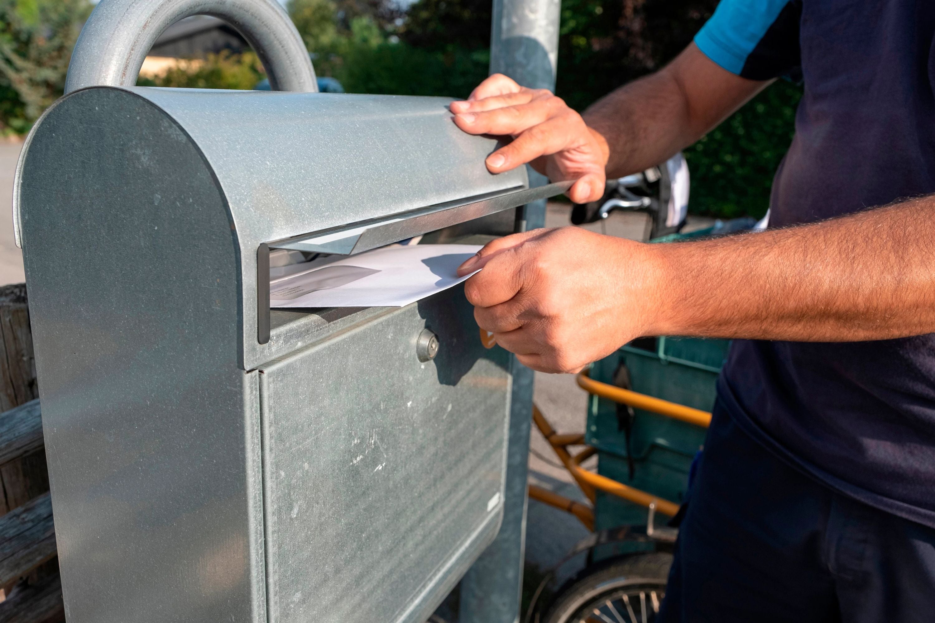 Ein Brief wird in einen Briefkasten gesteckt