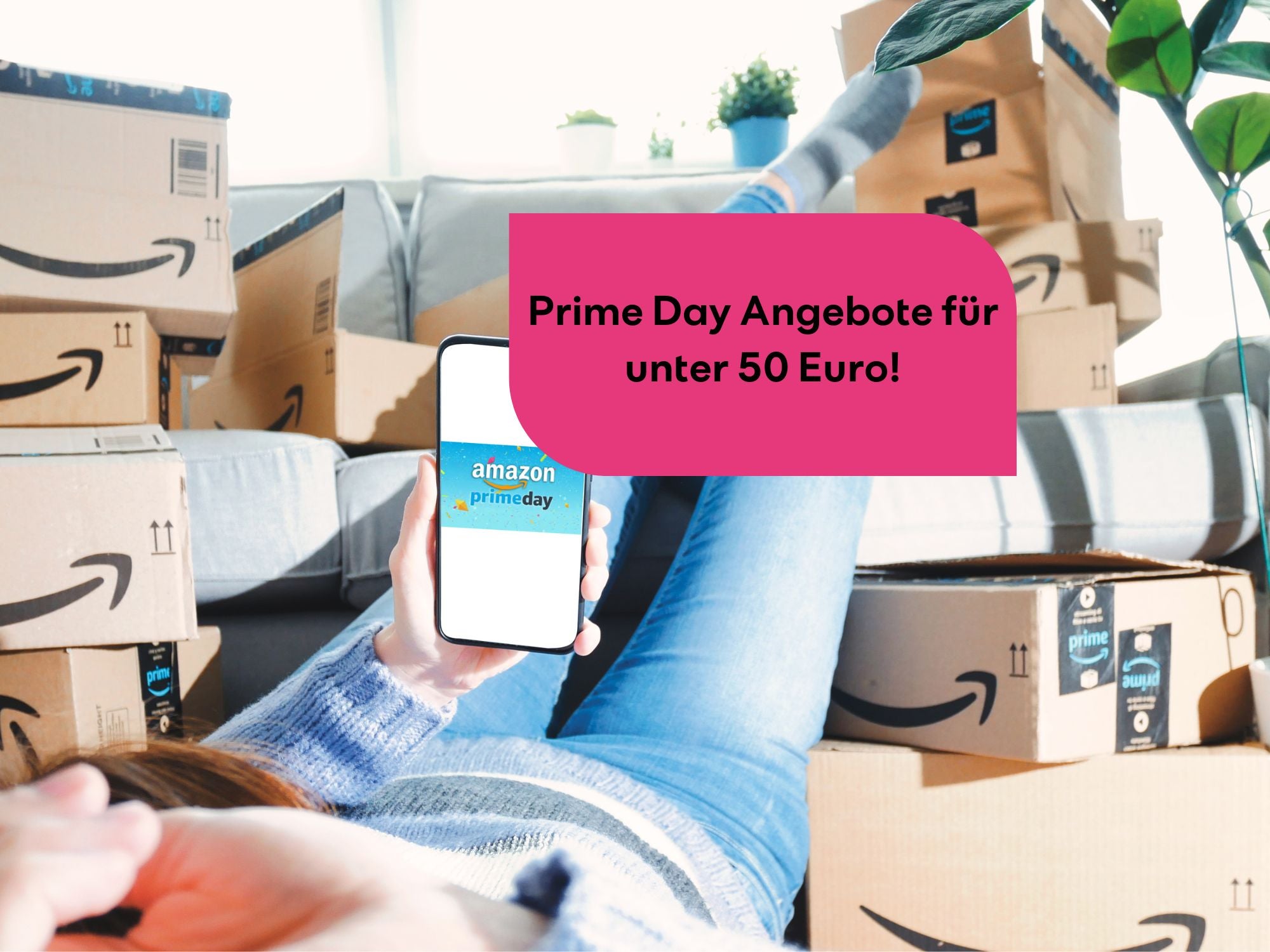 Frau liegt zwischen Amazon Prime Paketen