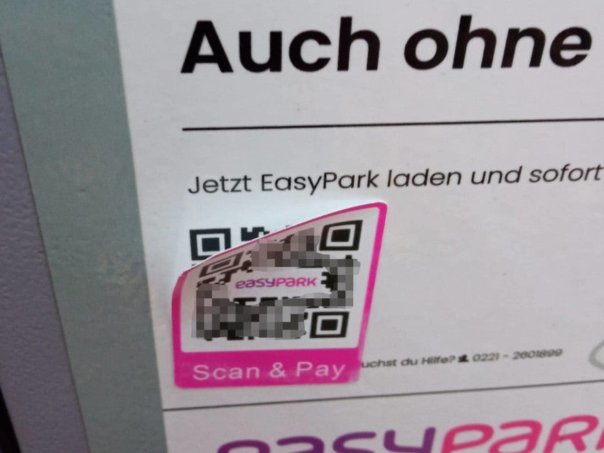 Gefälschter QR-Code an einem Parkscheinautomaten in Hannover mit dem Logo von Easypark.