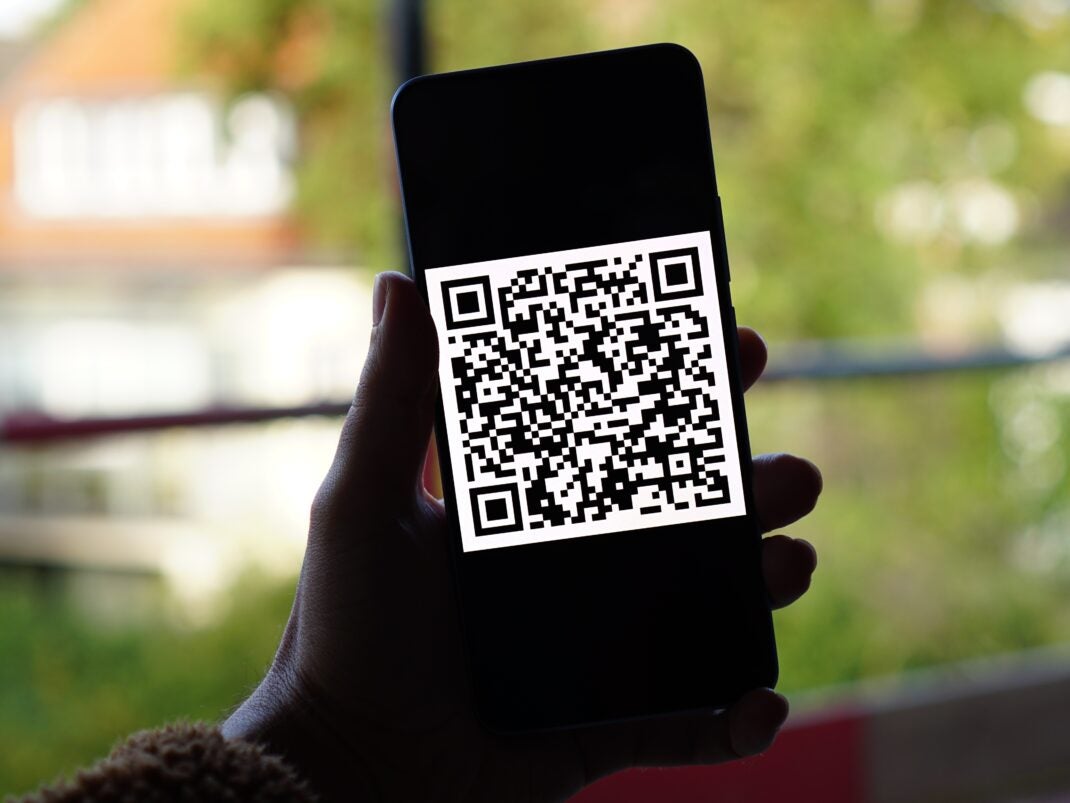 QR-Code auf einem Handy mit Quishing-Bezug