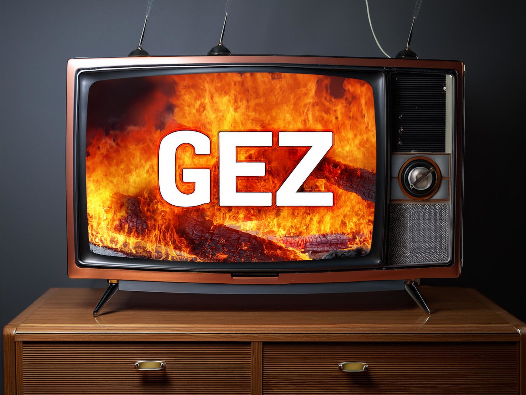 Fernseher mit GEZ-Logo auf einer Kommode.