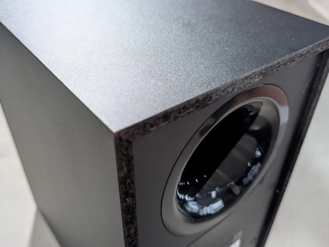 Passend zur Soundbar gibt's auch einen Subwoofer