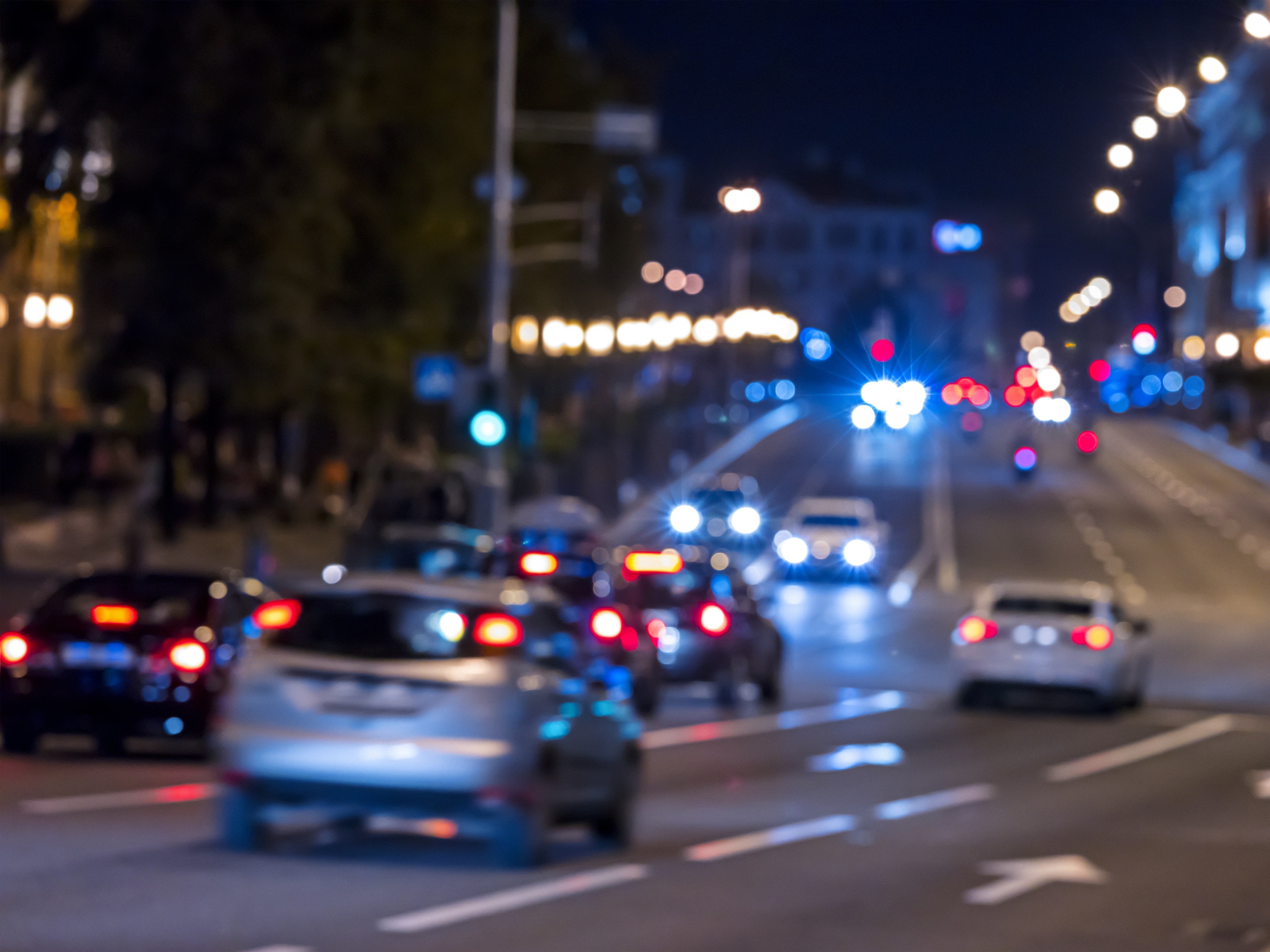 Autos nachts auf einer Straße