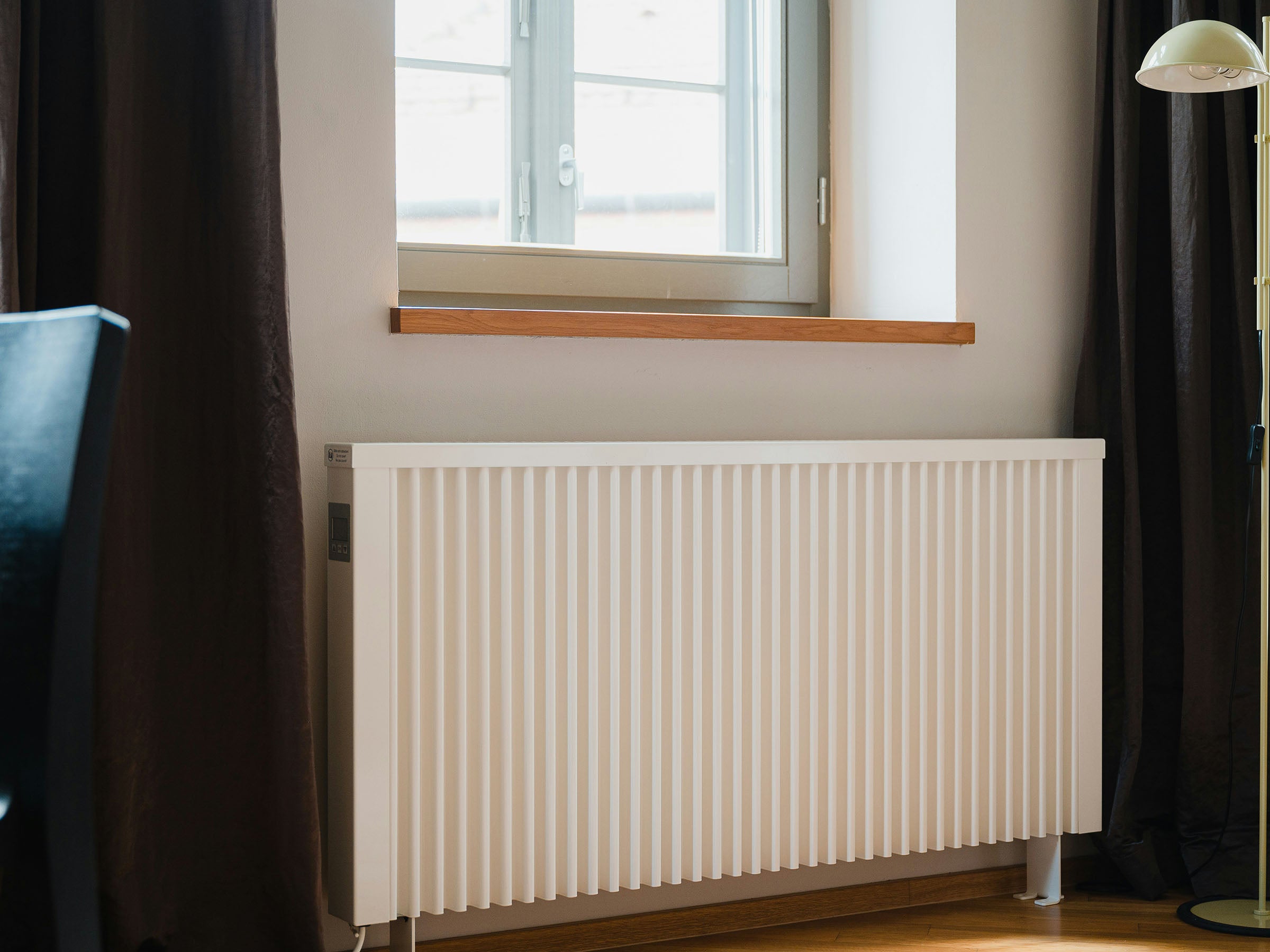 Heizkörper vor Fenster in Wohnraum