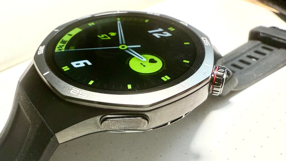 Huawei Watch GT 5 Pro - Nahaufnahme von Menütaste und Krone an der rechten Seite.