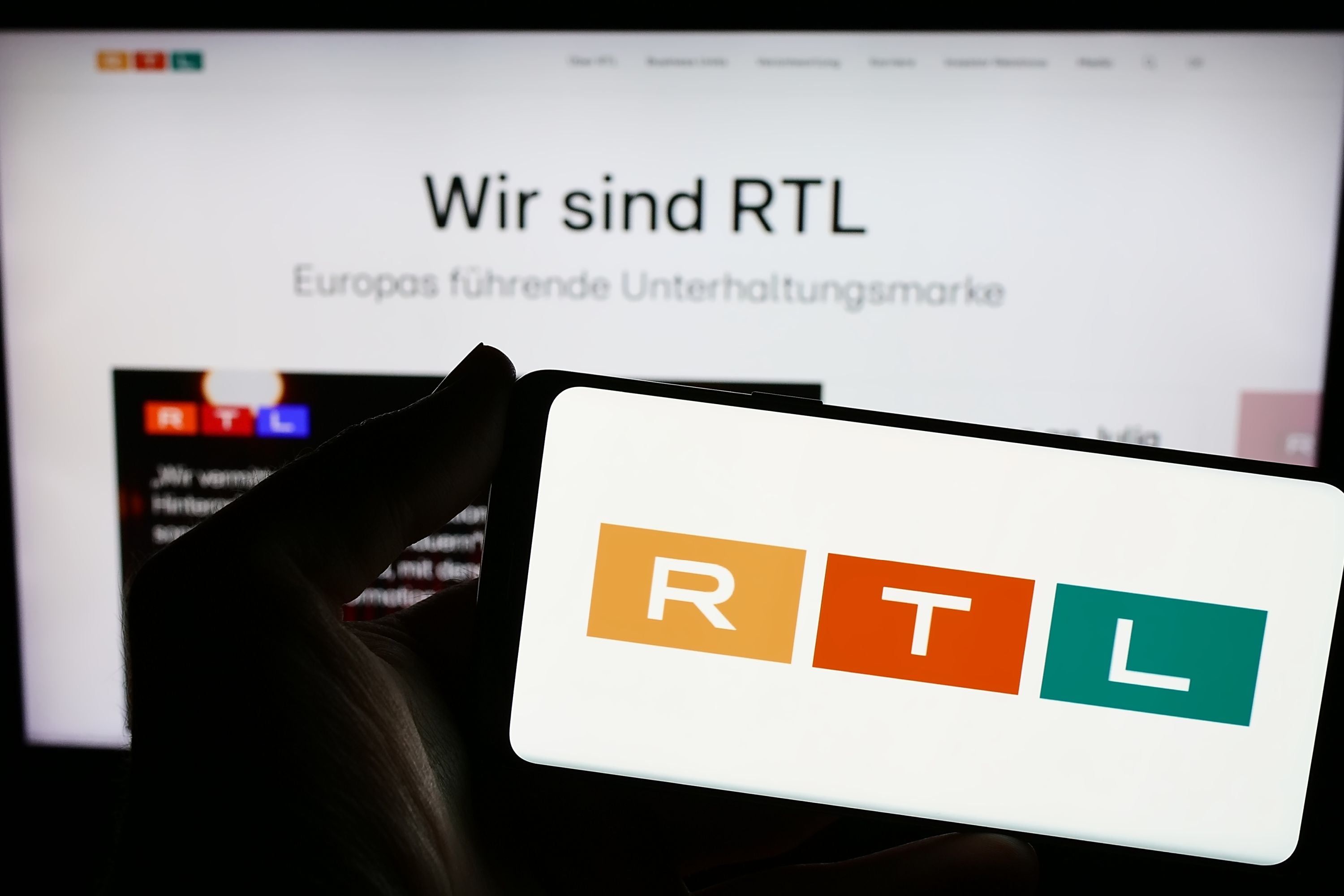 Ein RTL-Logo auf einem Smartphone.