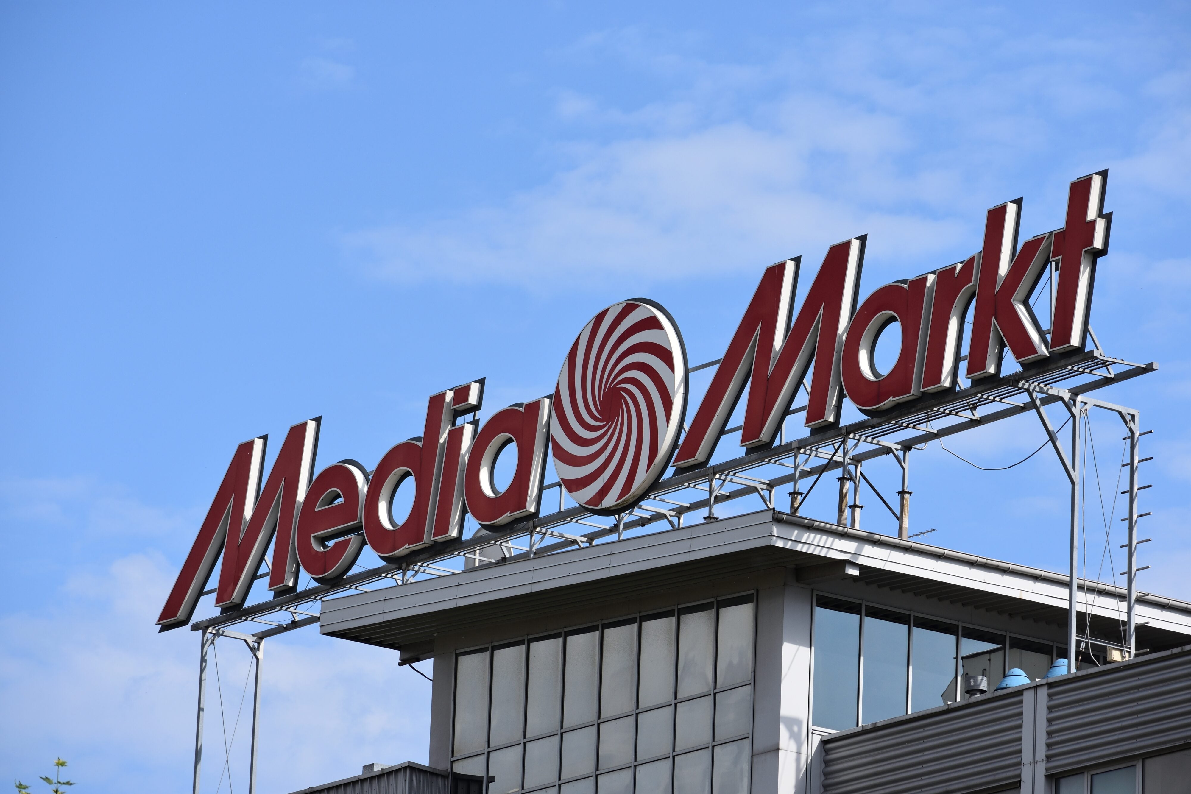 MediaMarkt vor blauem Himmel