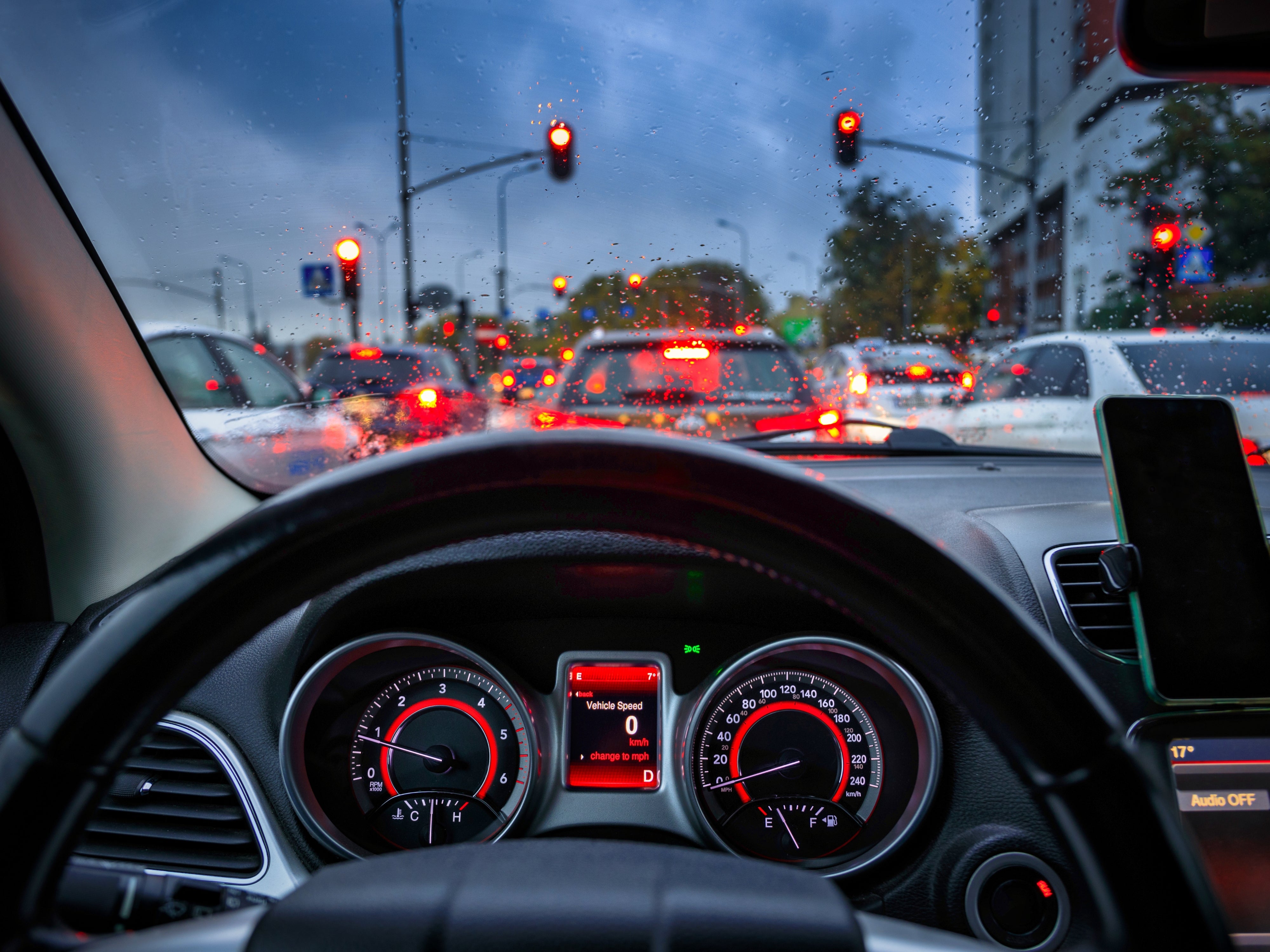 Ein Stau an einer roten Ampel.