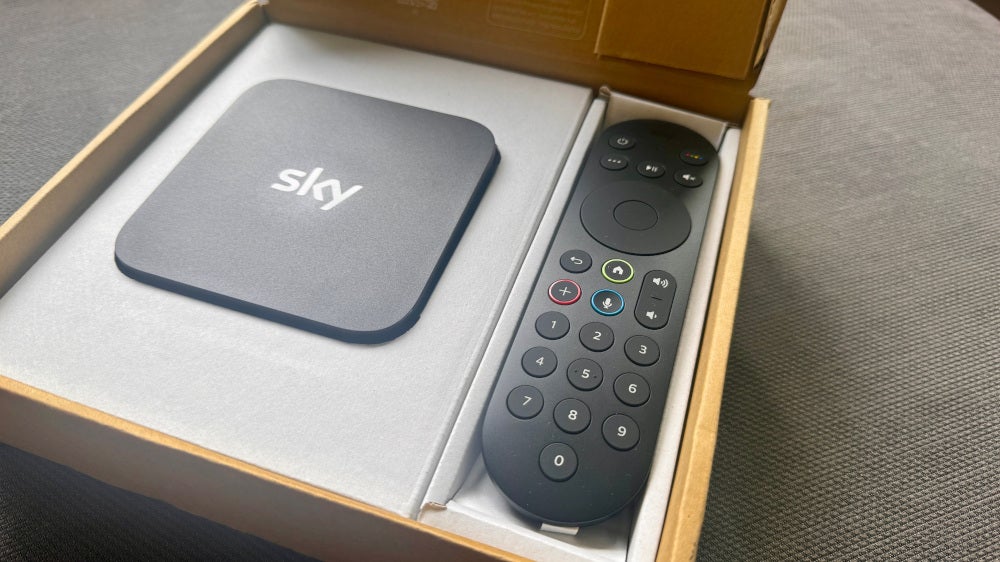 Sky Stream Box in der Verpackung mit Fernbedienung.