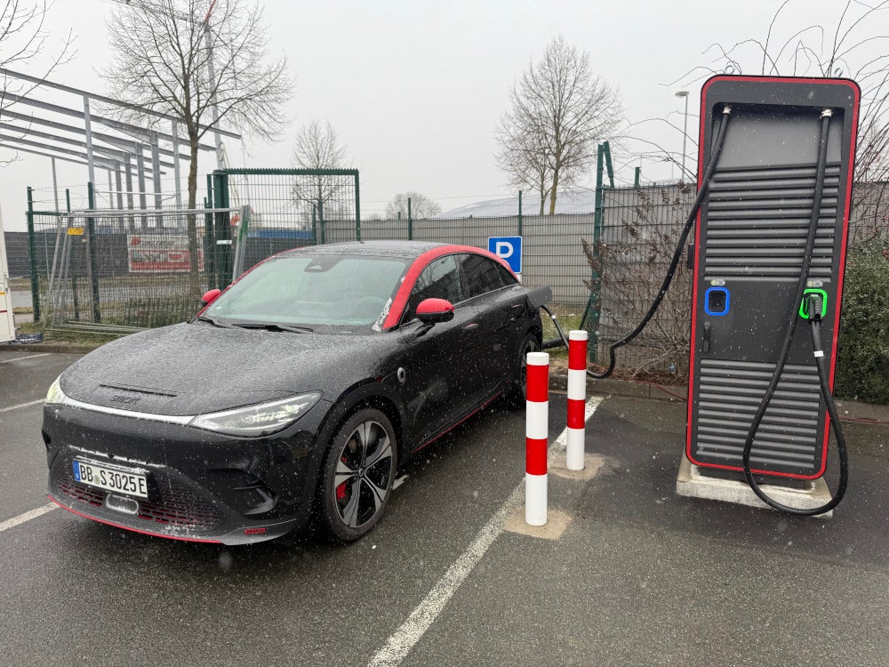 Smart #3 Brabus im Test an einer Ladesäule.