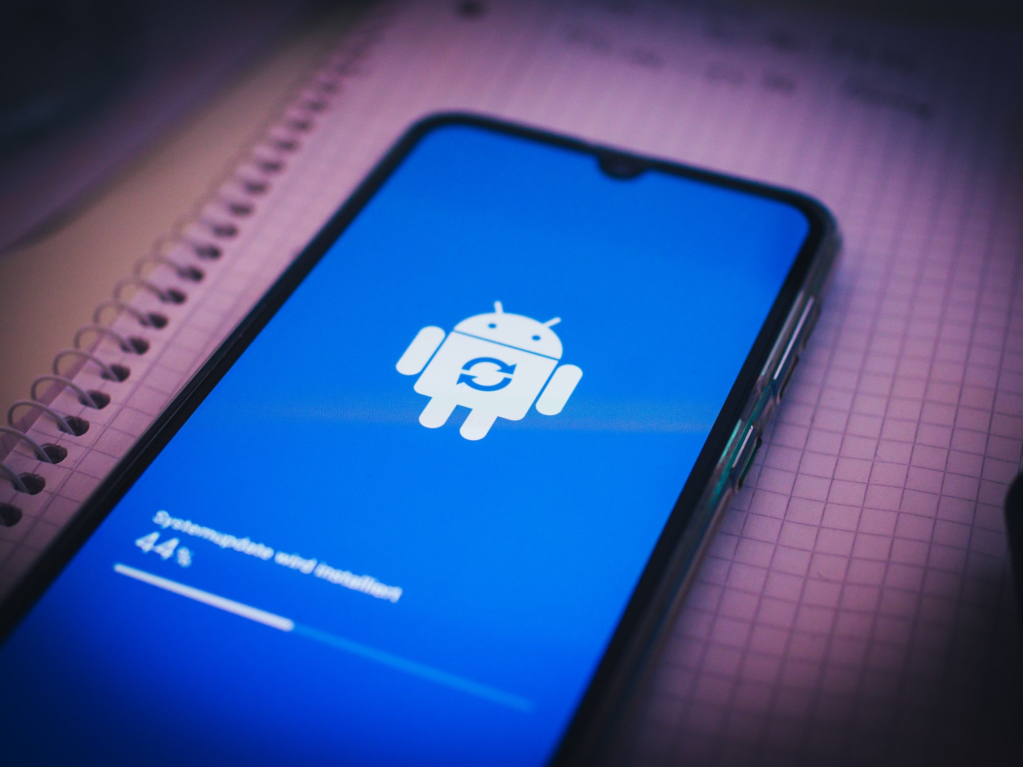 Android-Update läuft auf einem Smartphone, das auf einem Schreibblock läuft.