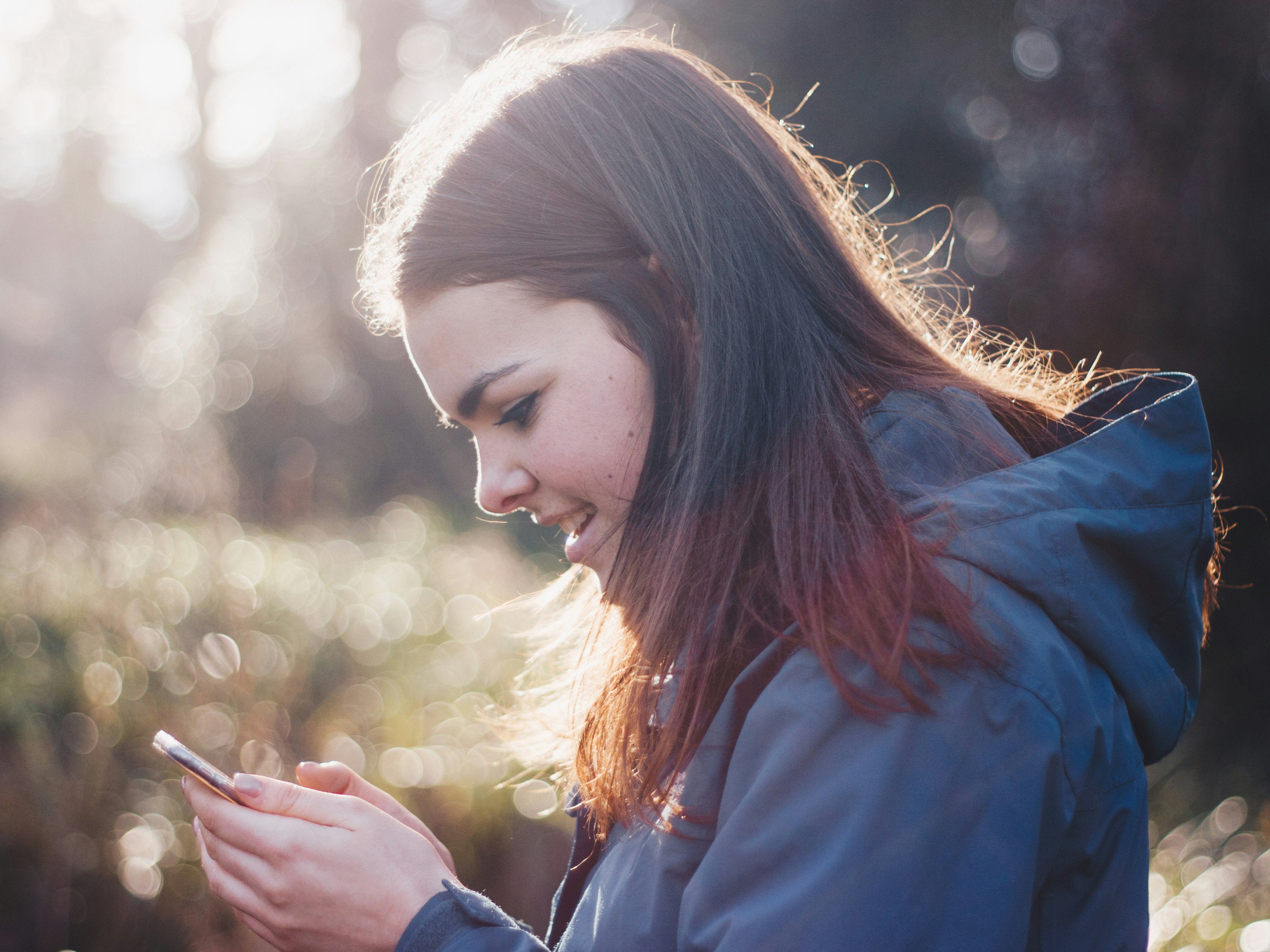 Eine Frau schaut auf ihr Handy