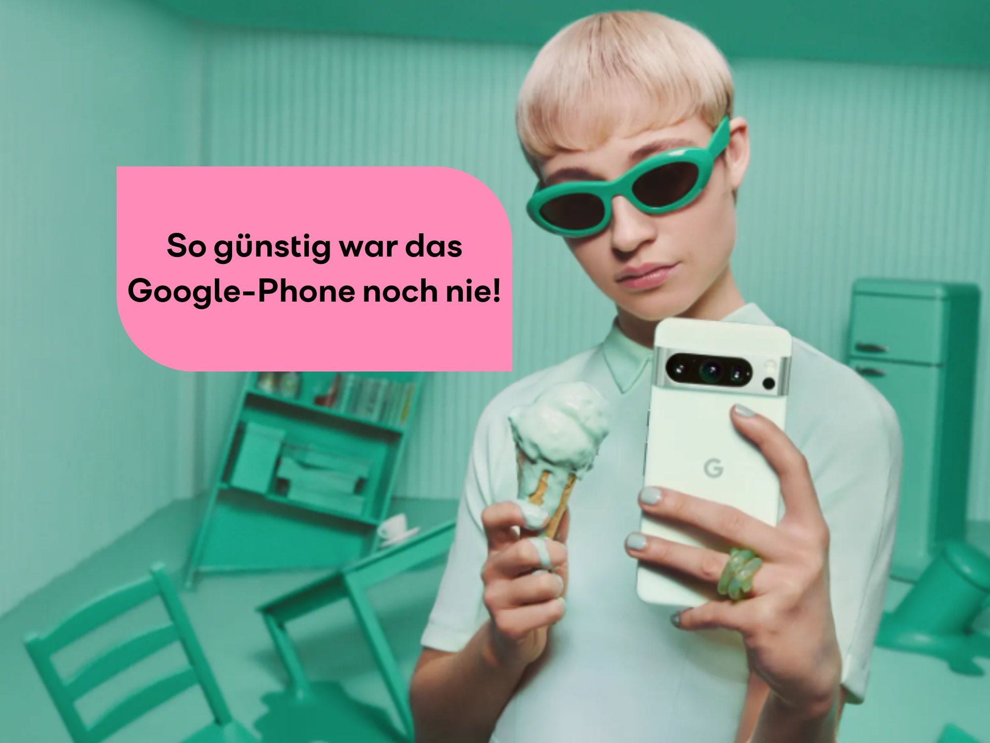 Person hält das Google Pixel 8 Pro in der Hand in einem mintfarbenen Raum