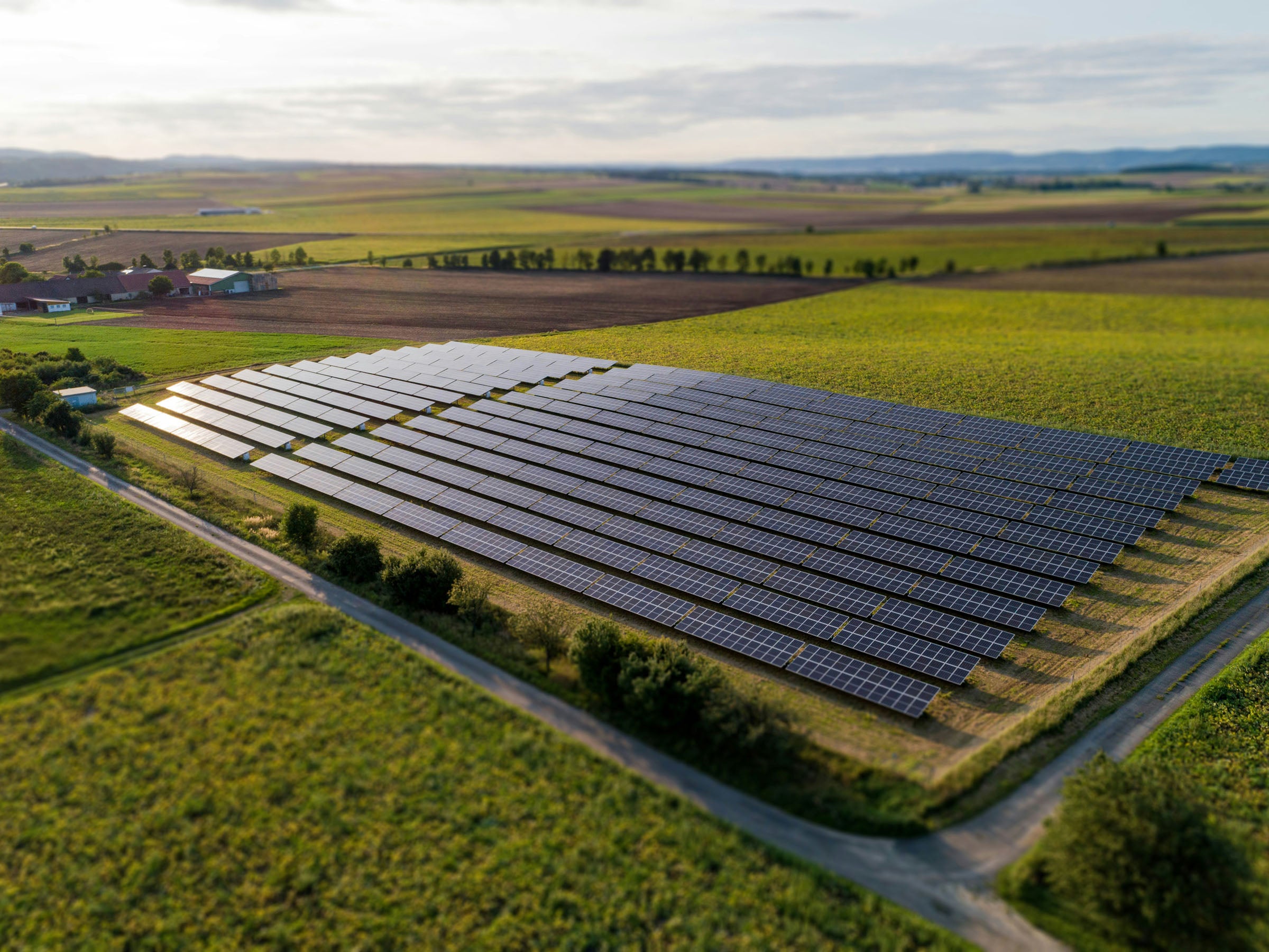 PV-Module als Freiflächenanlage, Sinnbild für Solarstrom