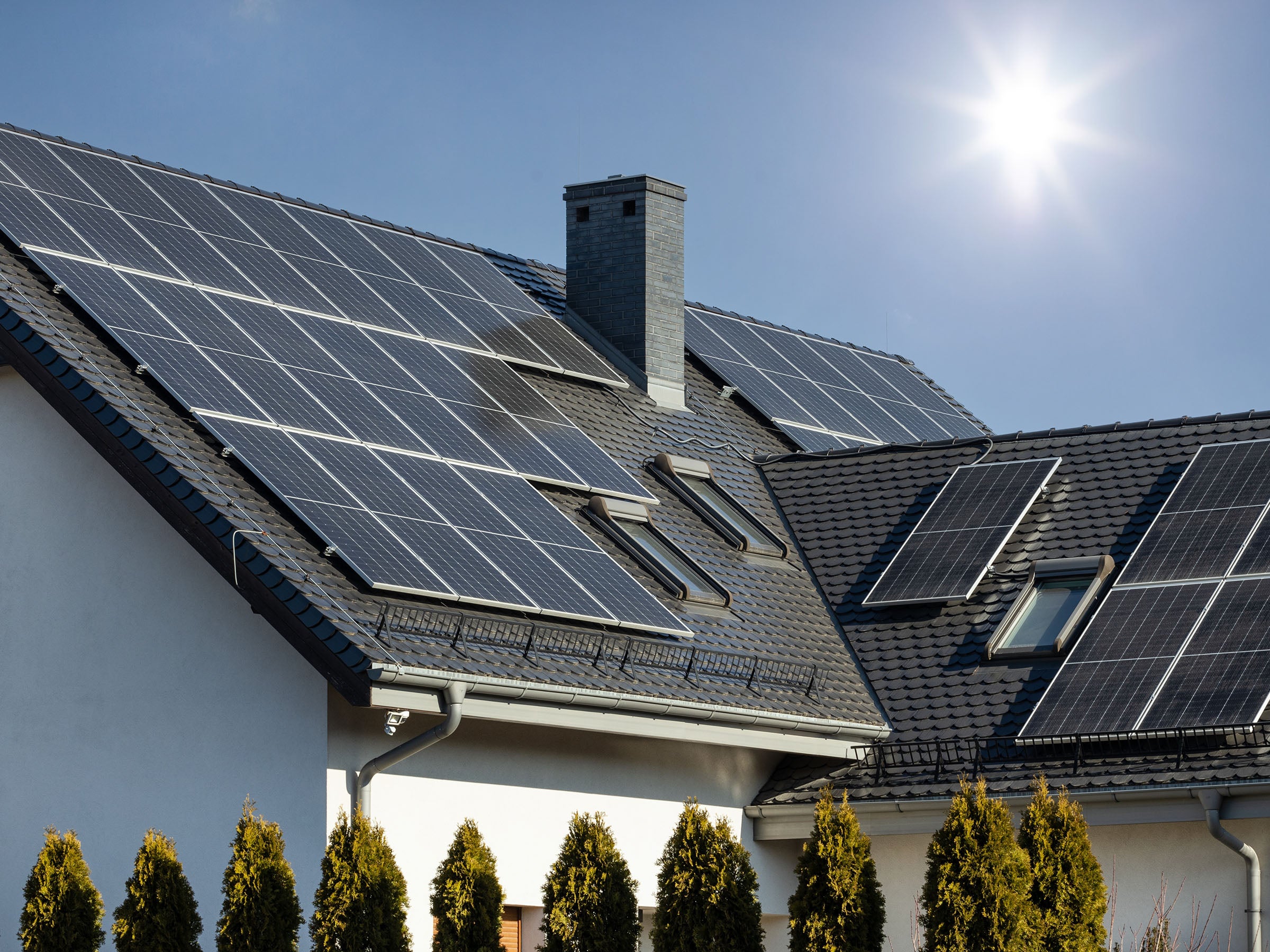 Solaranlage auf Hausdach, Sinnbild Solarstrom