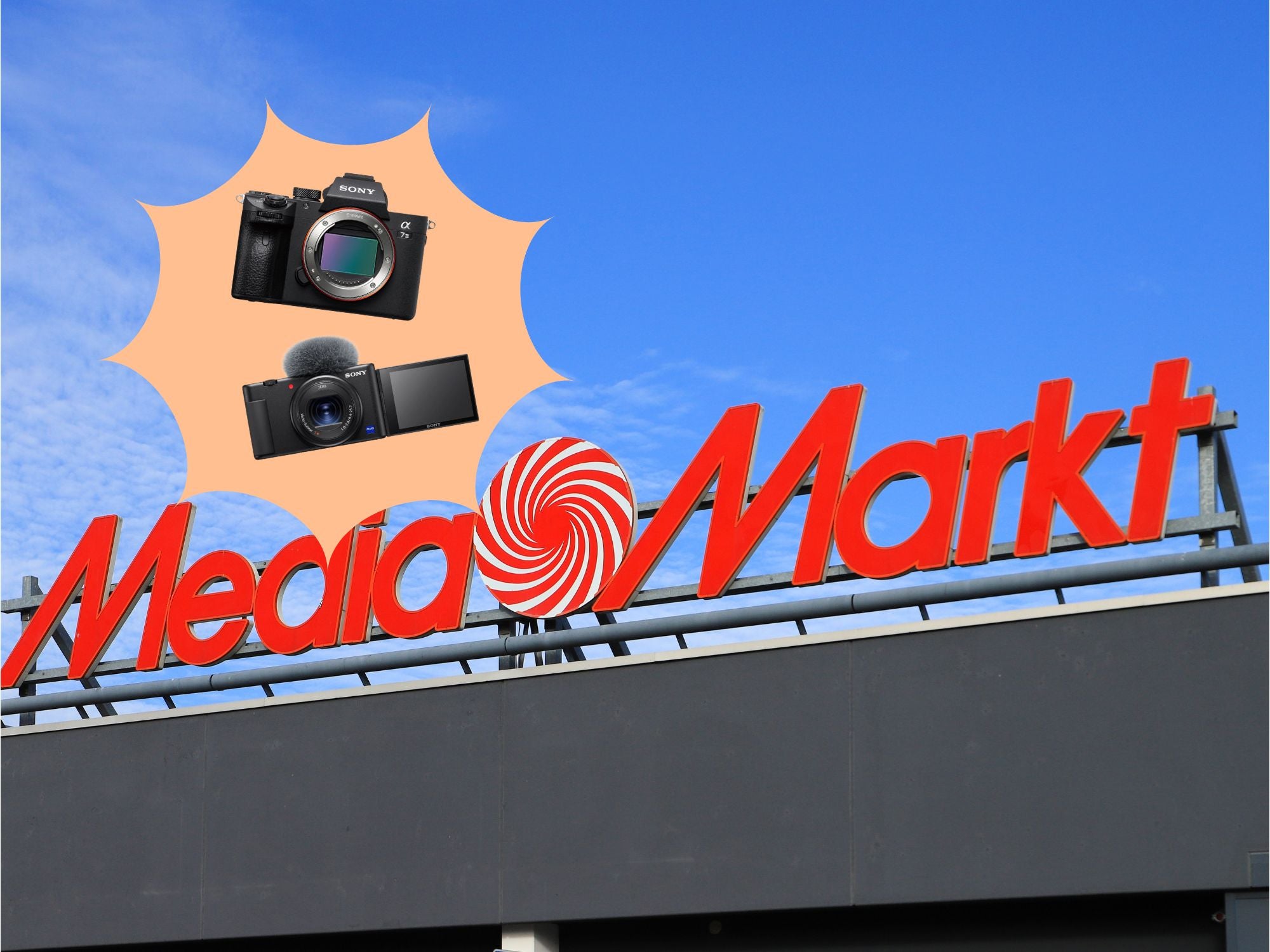 MediaMarkt Logo eines Geschäfts vor einem blauen Himmel