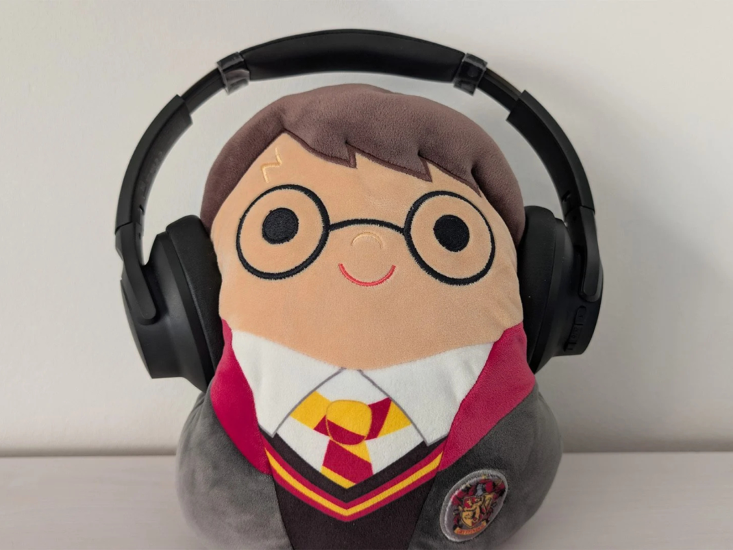 Soundcore Q20i auf einem Harry Potter Plüschspielzeug