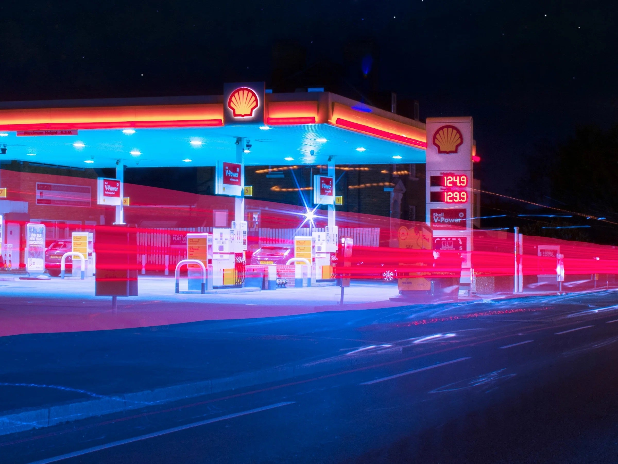 Tankstelle bei Nacht