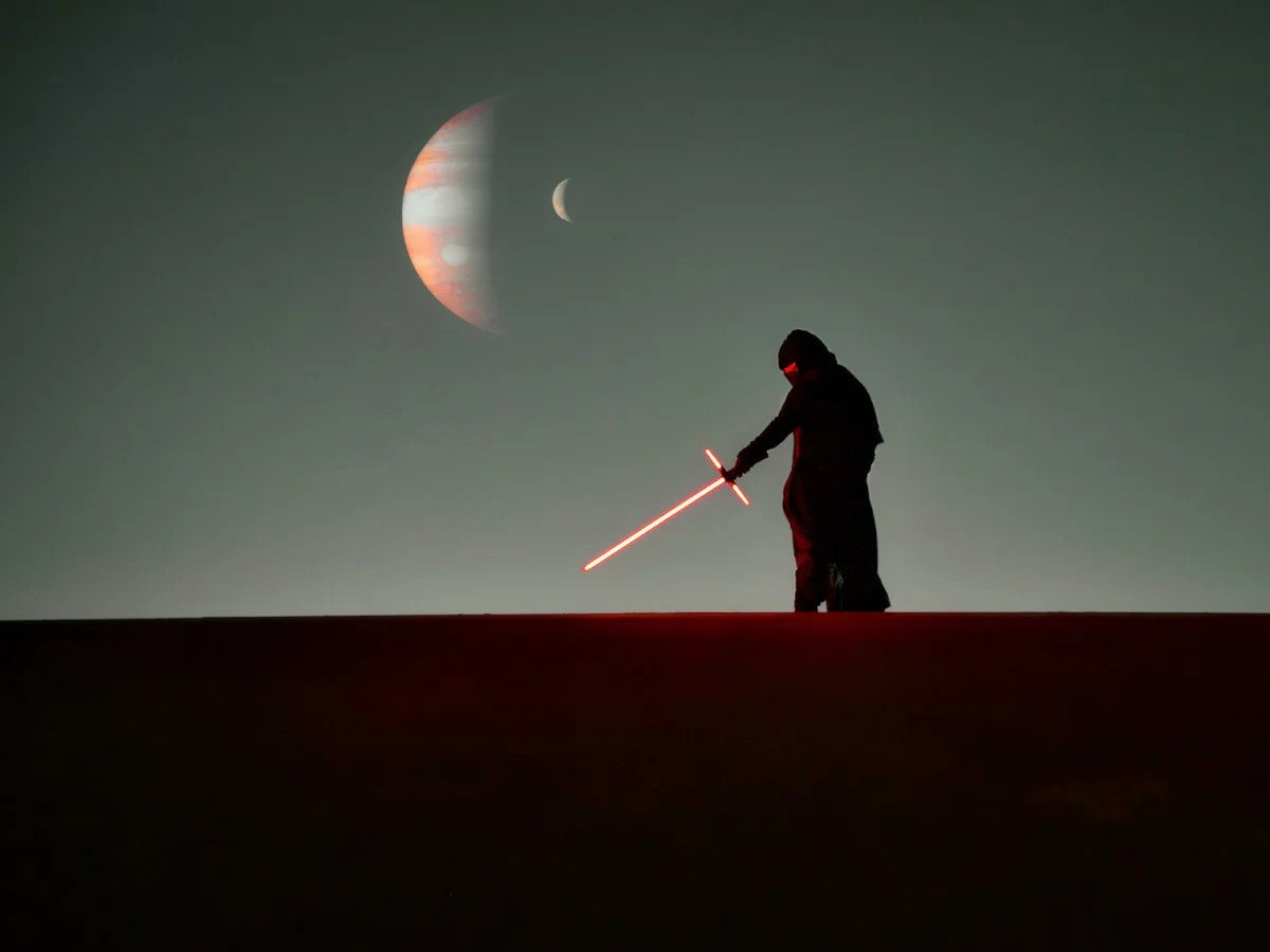 Star Wars Symbolbild Jedi Ritter mit Schwert in der Hand auf einem Planet.