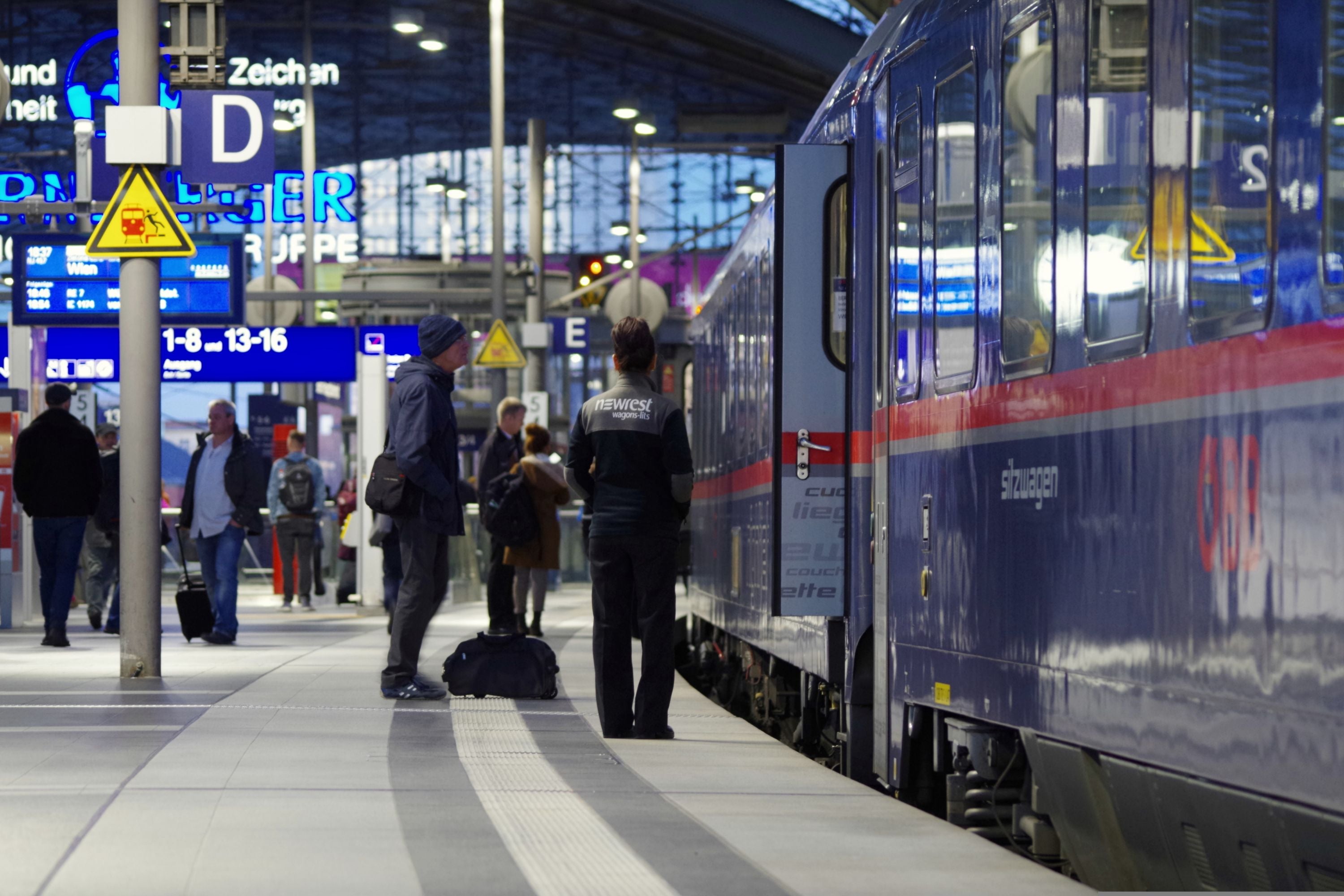 Blick auf einen Bahnsteig, rechts steht ein Zug