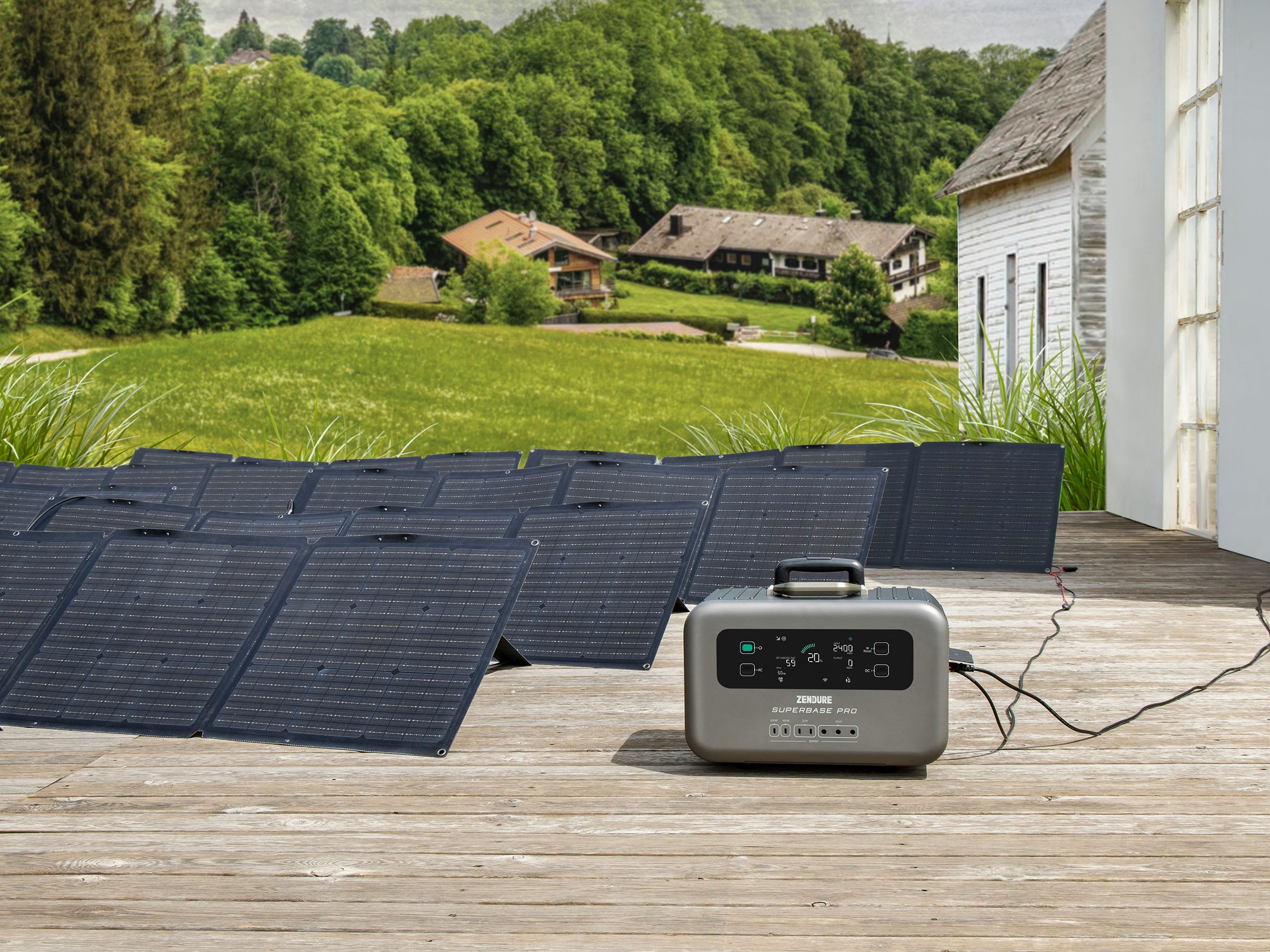 Powerstation und PV-Module von Zendure im Garten