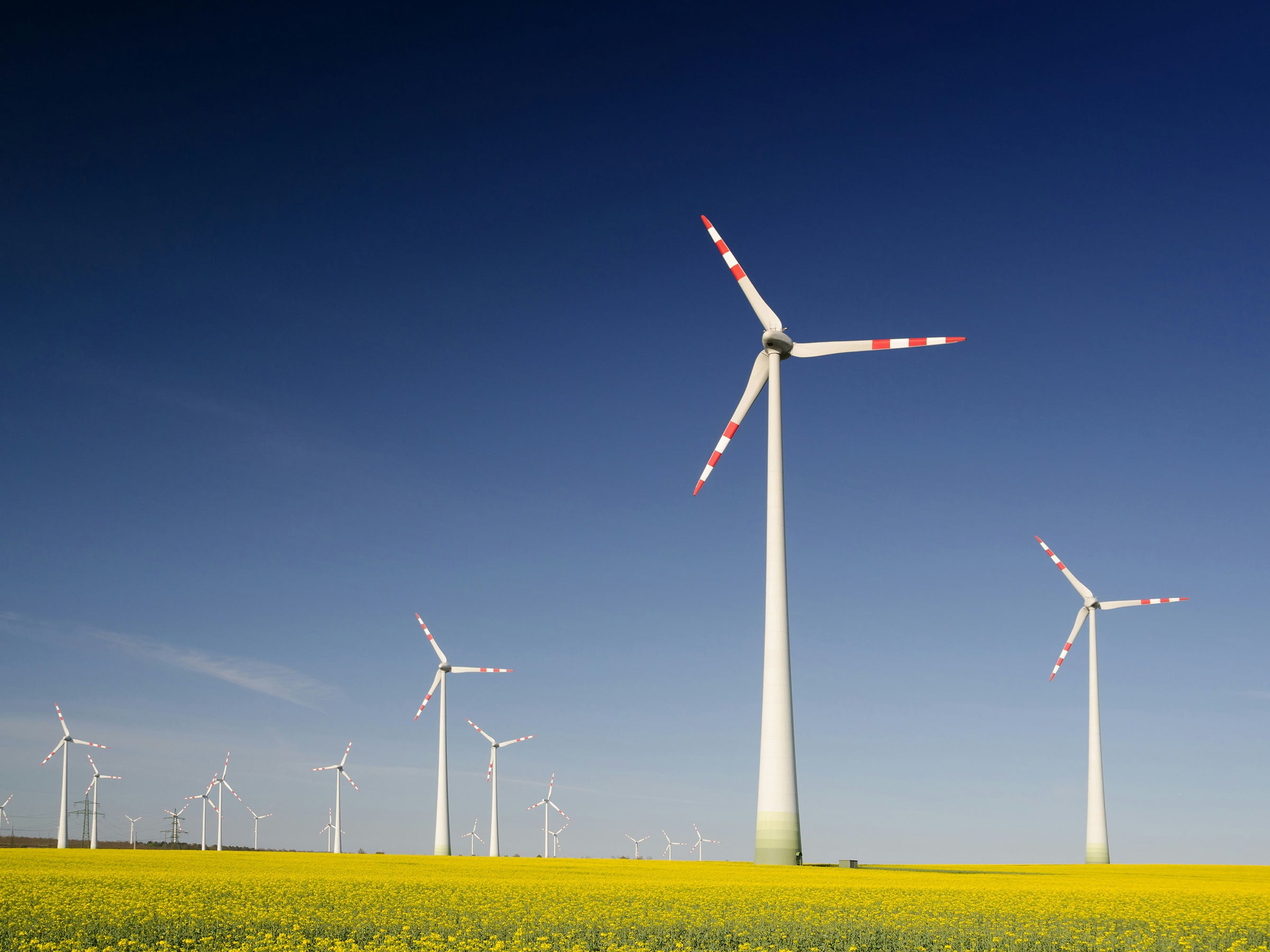 Windräder auf Ebene, Sinnbild für Windkraft