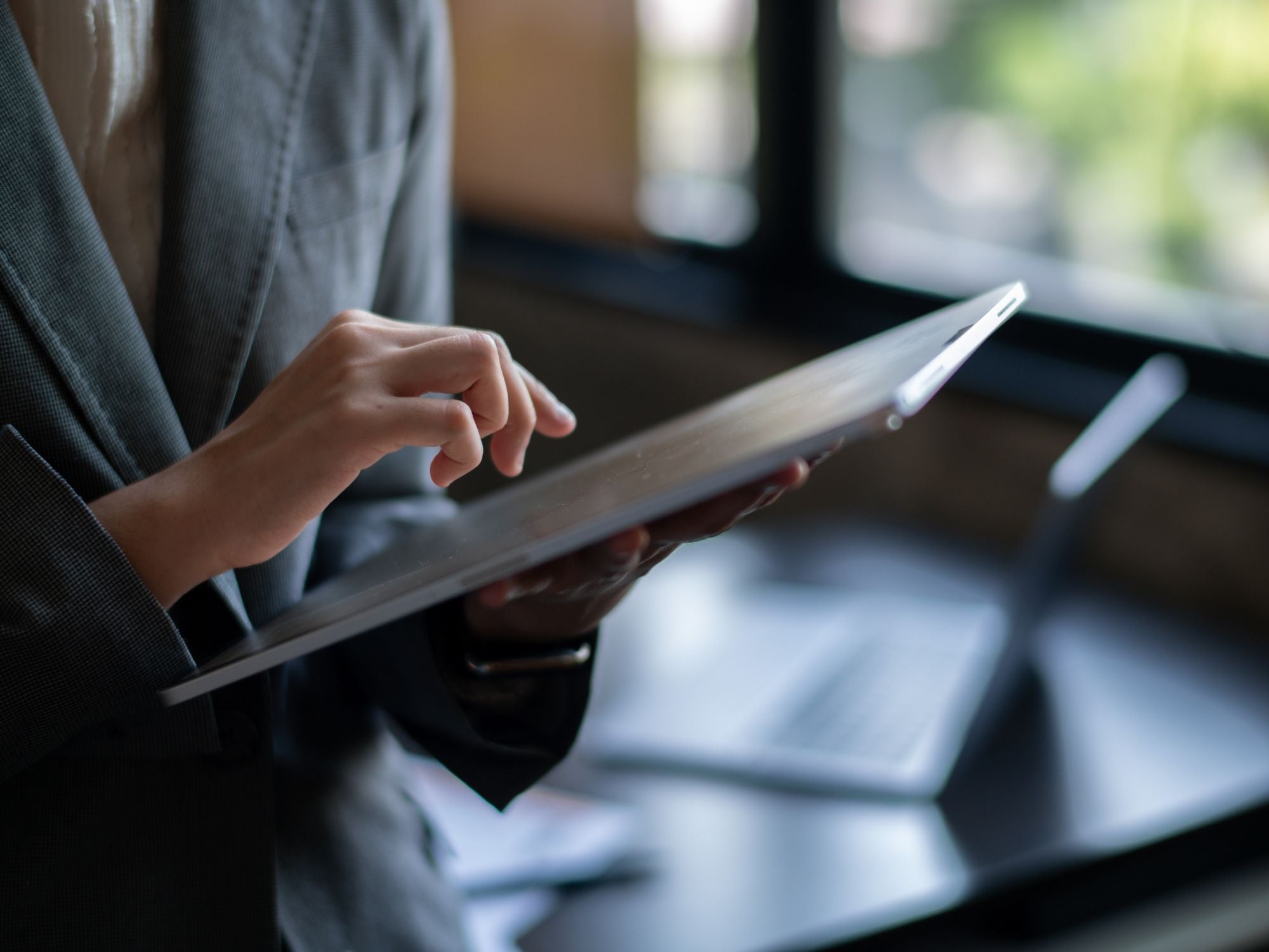 Person benutzt ein Tablet