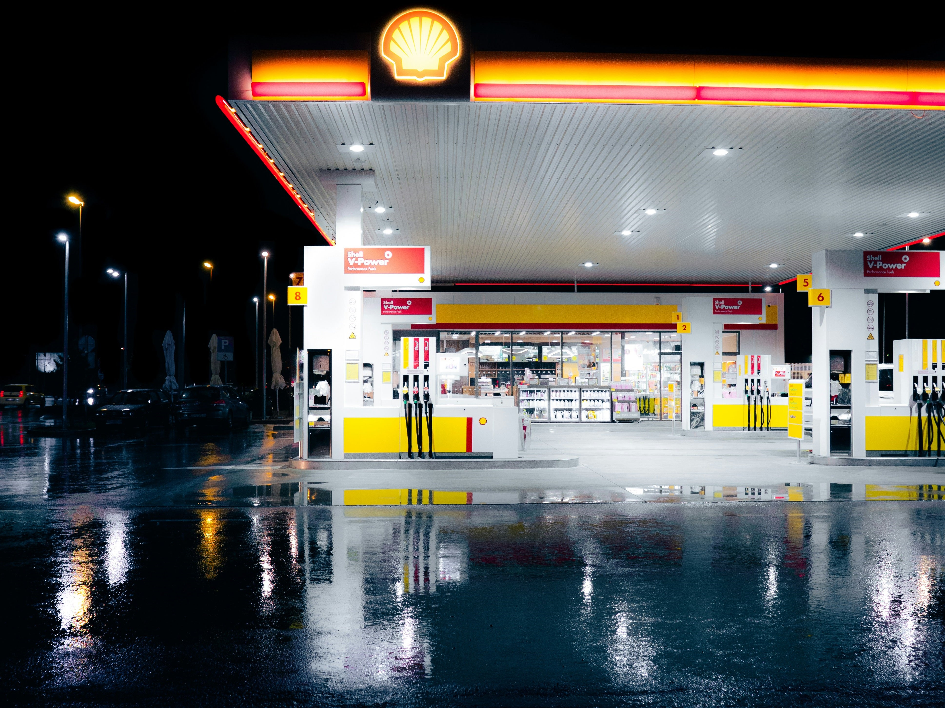 Tankstelle bei Nacht