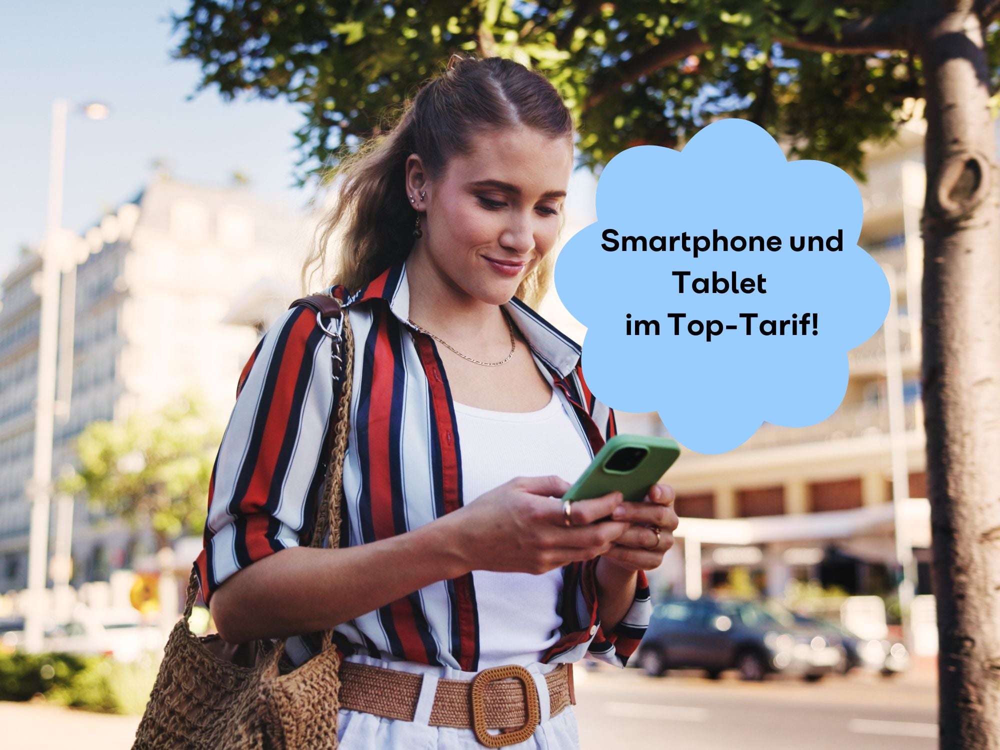 Frau läuft durch die Stadt und schaut auf ihr Smartphone