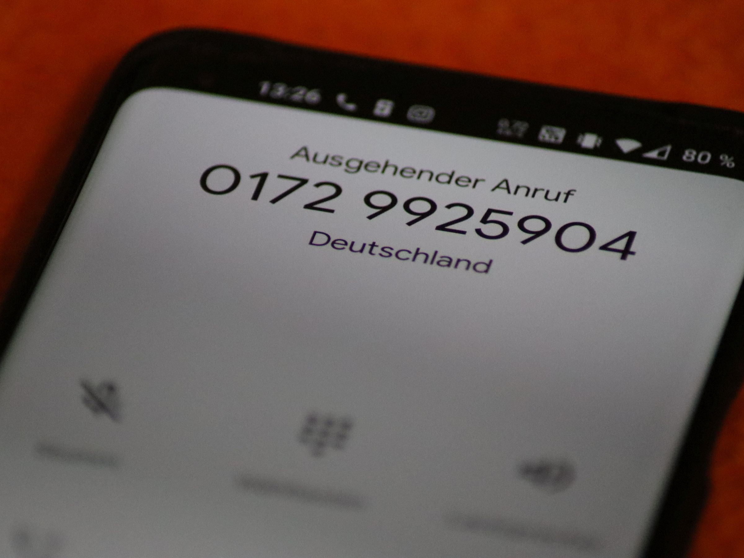 Eine Handynummer im Telefondisplay