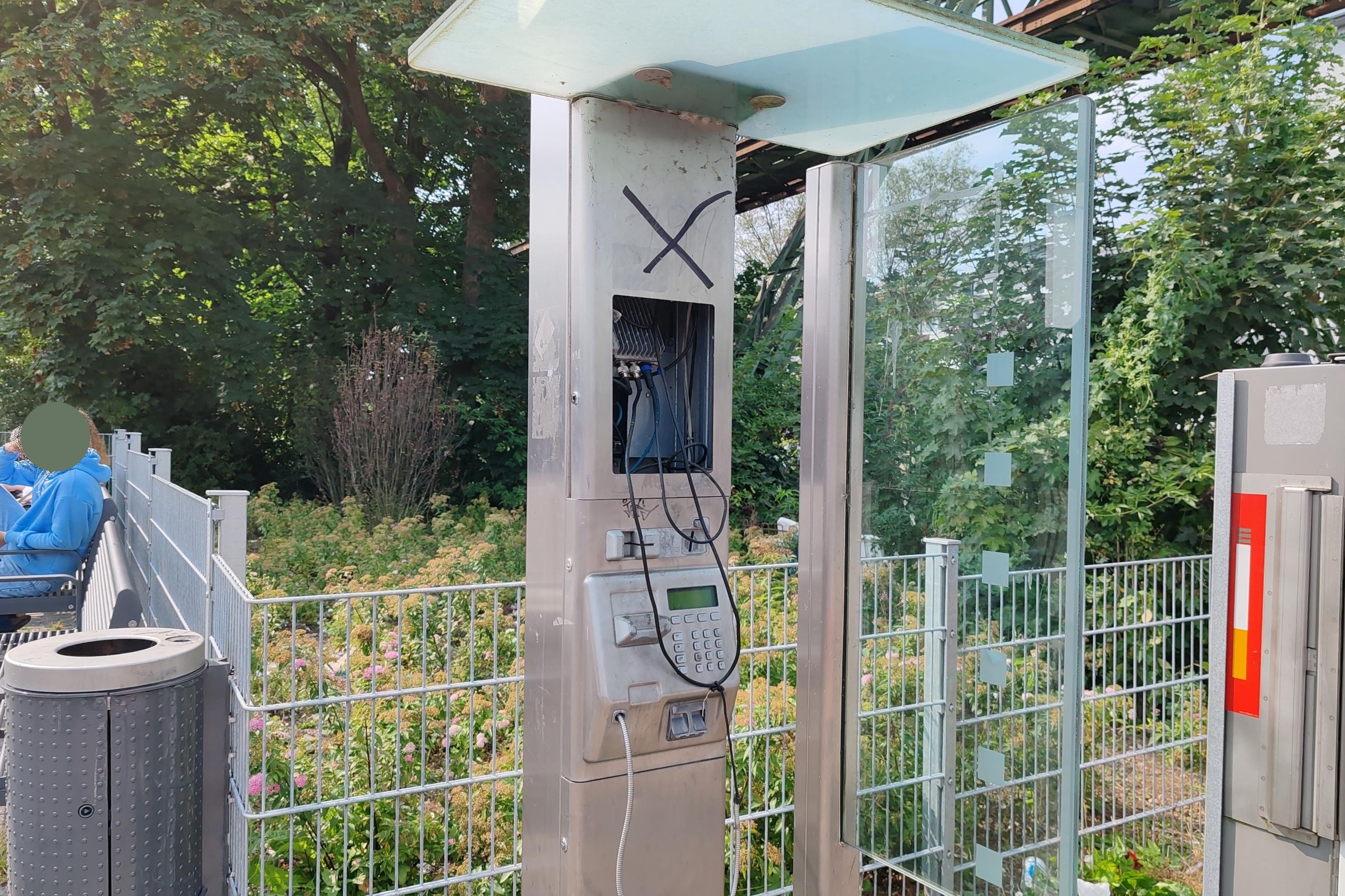 Kaputte Telefonzellen der Telekom stehen im ganzen Land