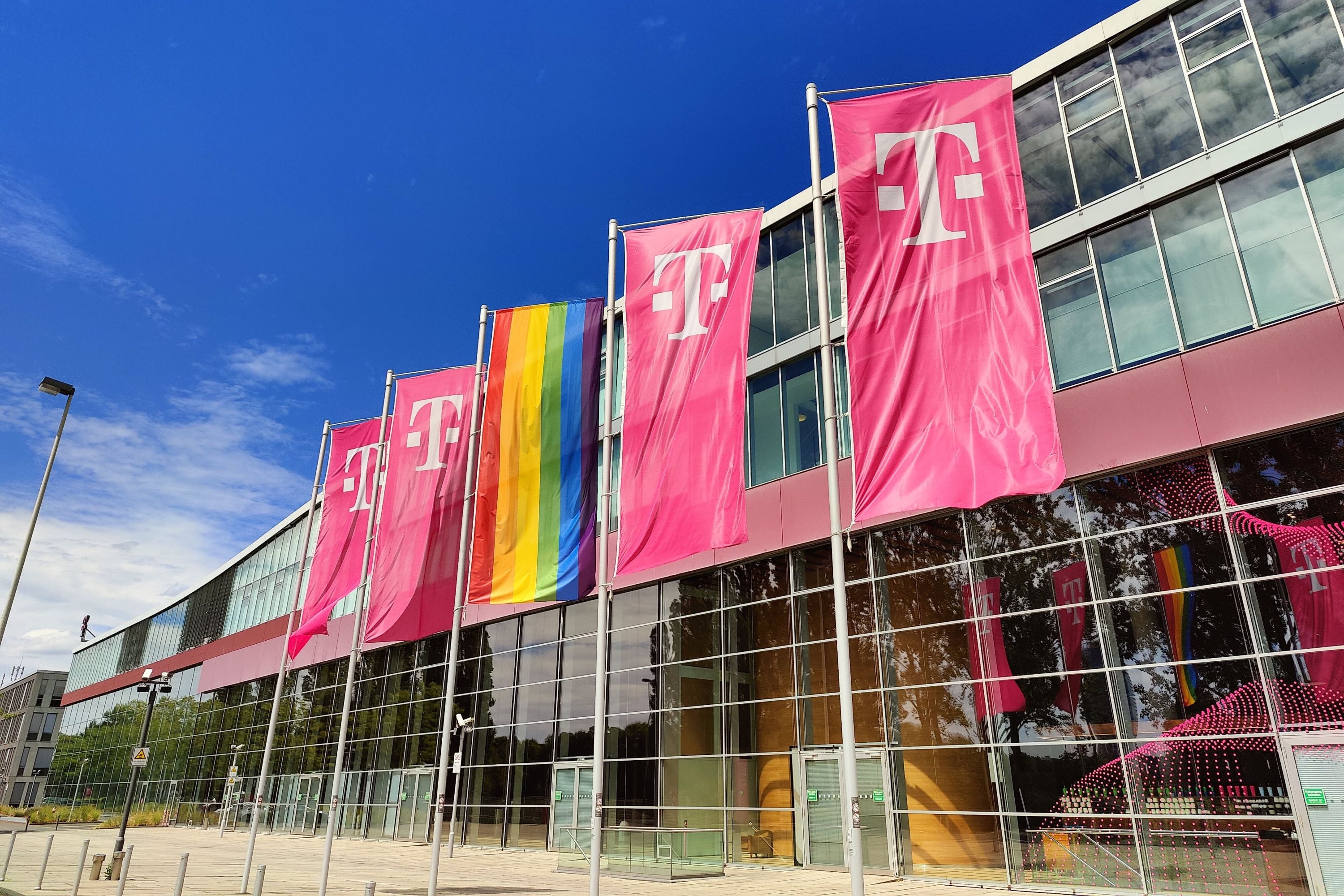 Flaggen vor der Zentrale der Telekom