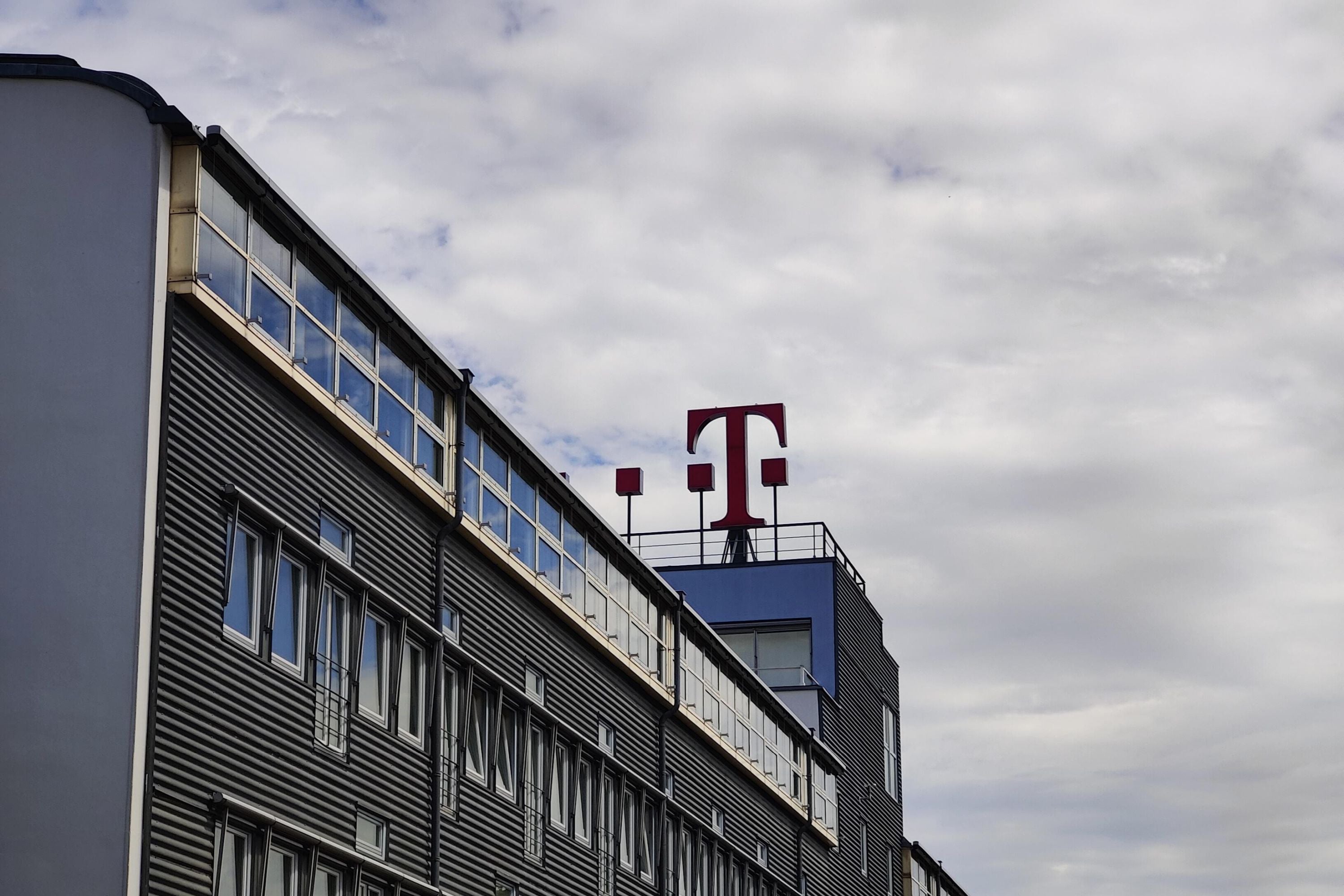 Das Telekom-Logo auf dem Dach eines Hauses