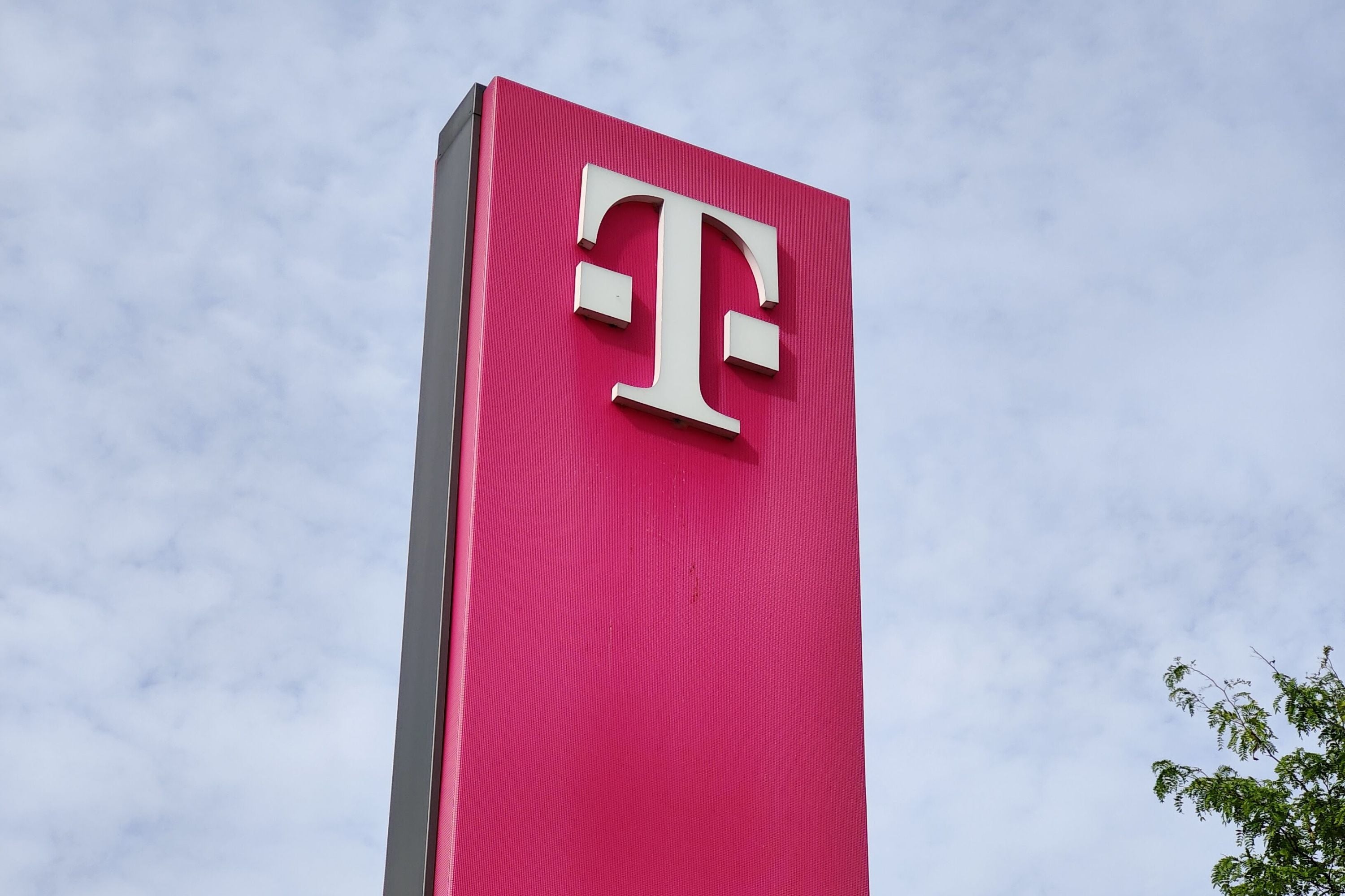 Telekom-Logo an einem Schild