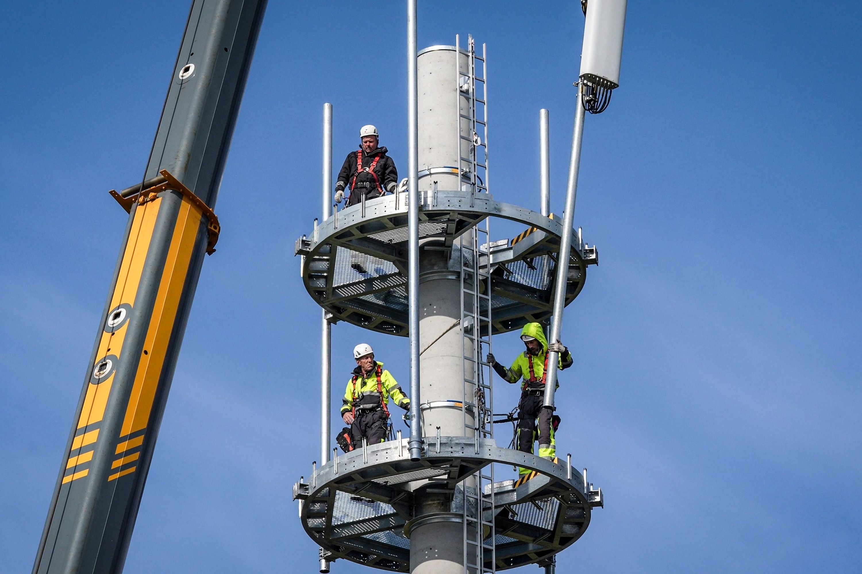 Techniker errichten einen Mobilfunkmast