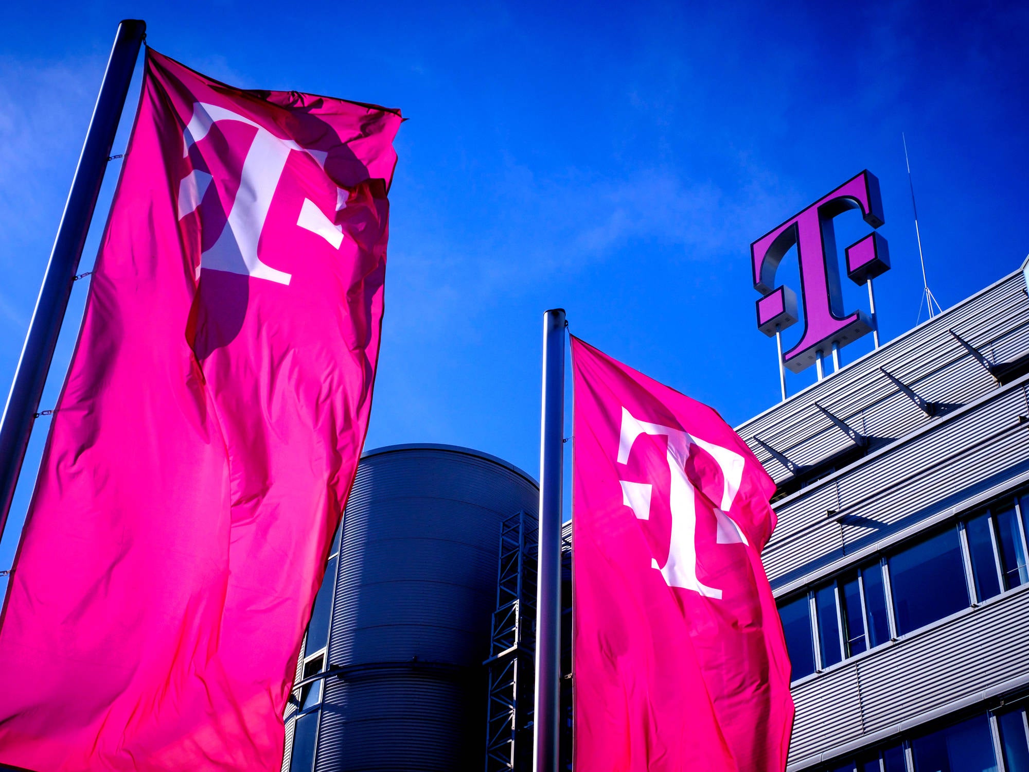 Fahnen vor der Telekom-Konzernzentrale in Bonn.