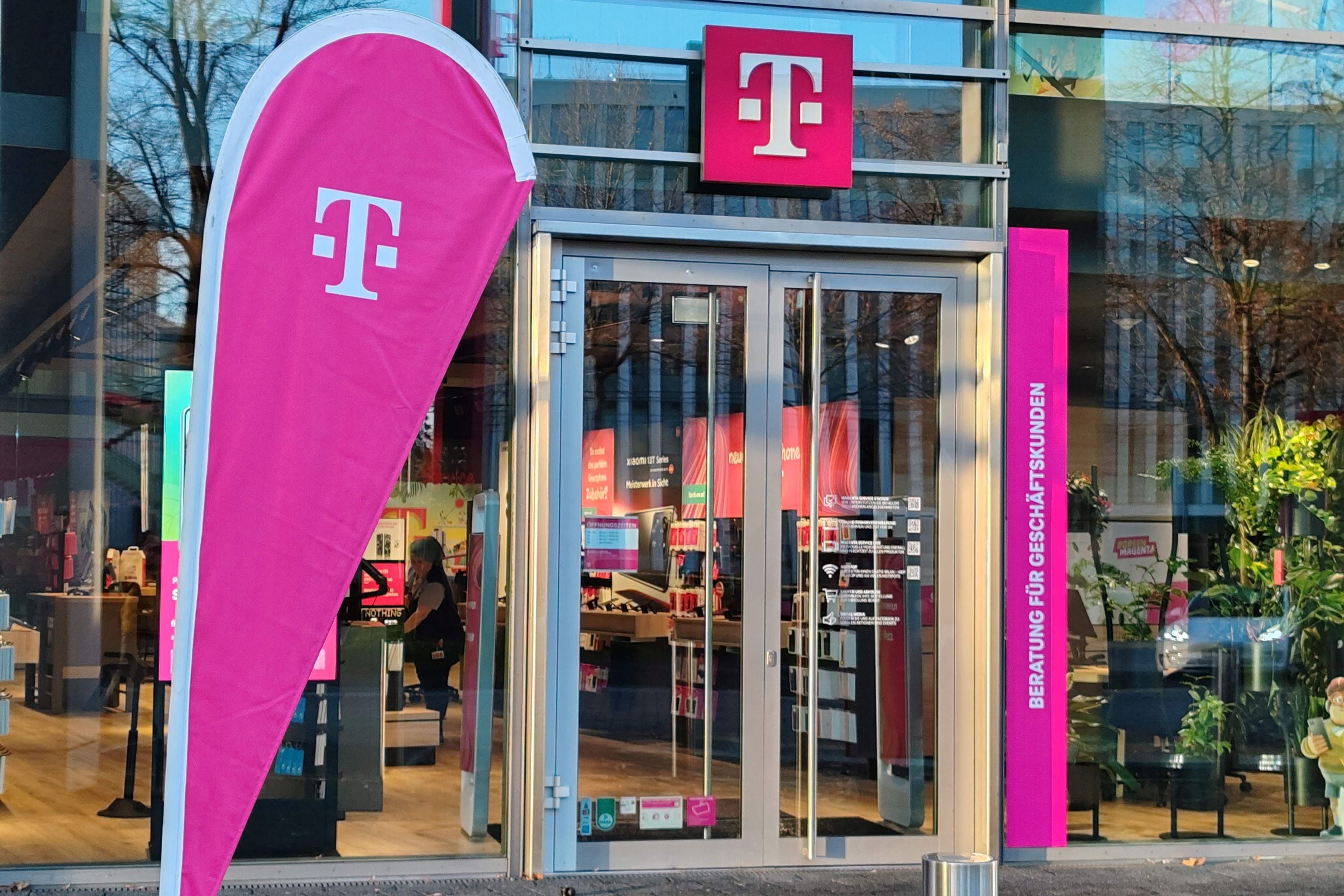 Ein Telekom-Shop mit einer Flagge davor