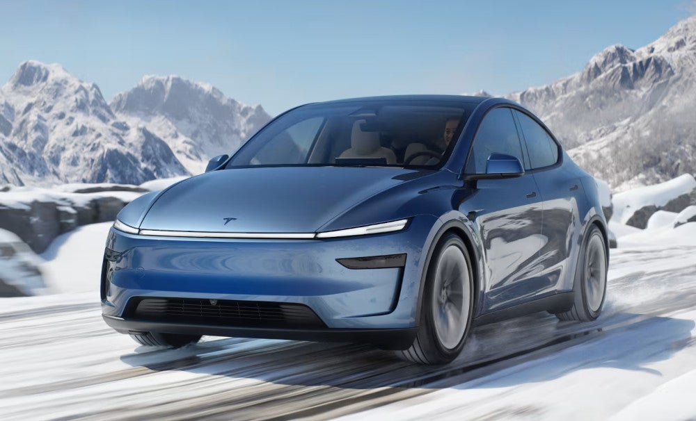 Tesla Model Y (2025) während der Fahrt in der Frontansicht.