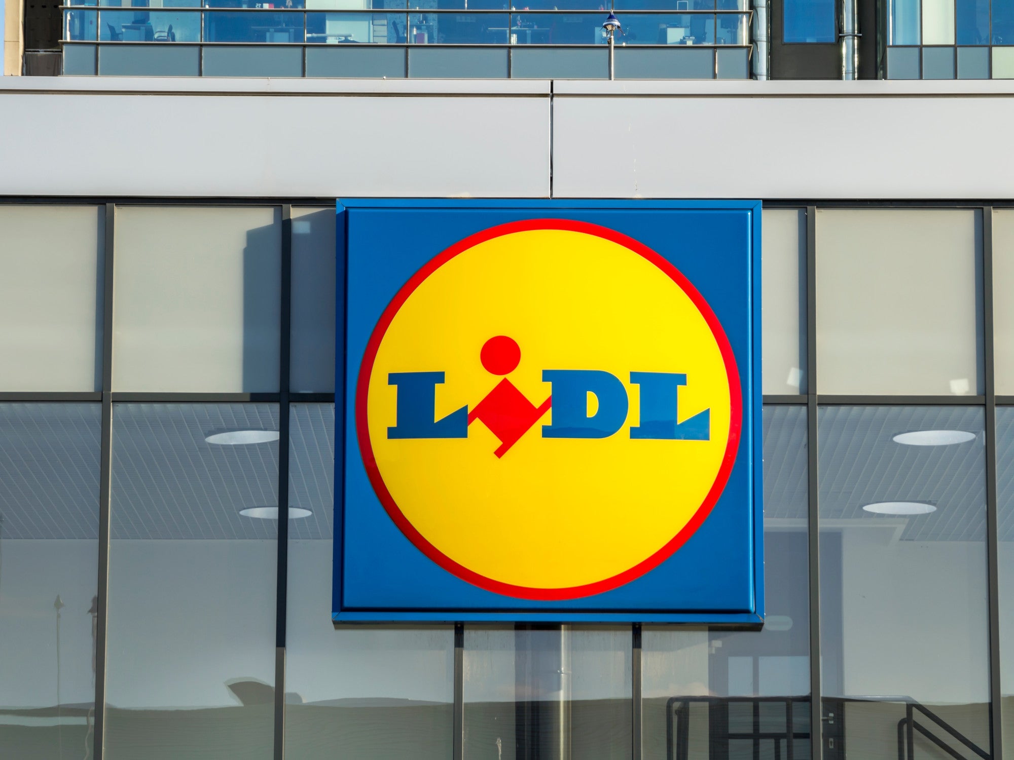 Logo von Lidl an einer Filiale.