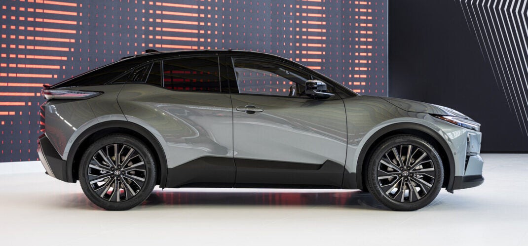 Toyota C-HR+ in der Seitenansicht.