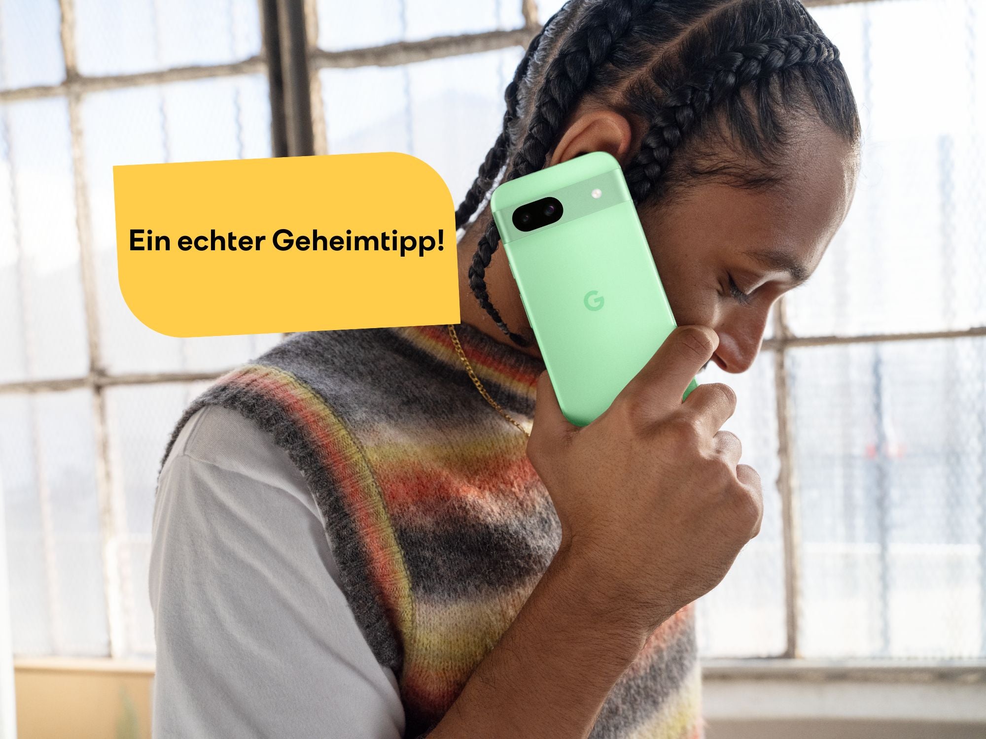 Person telefoniert mit dem Google Pixel 8a