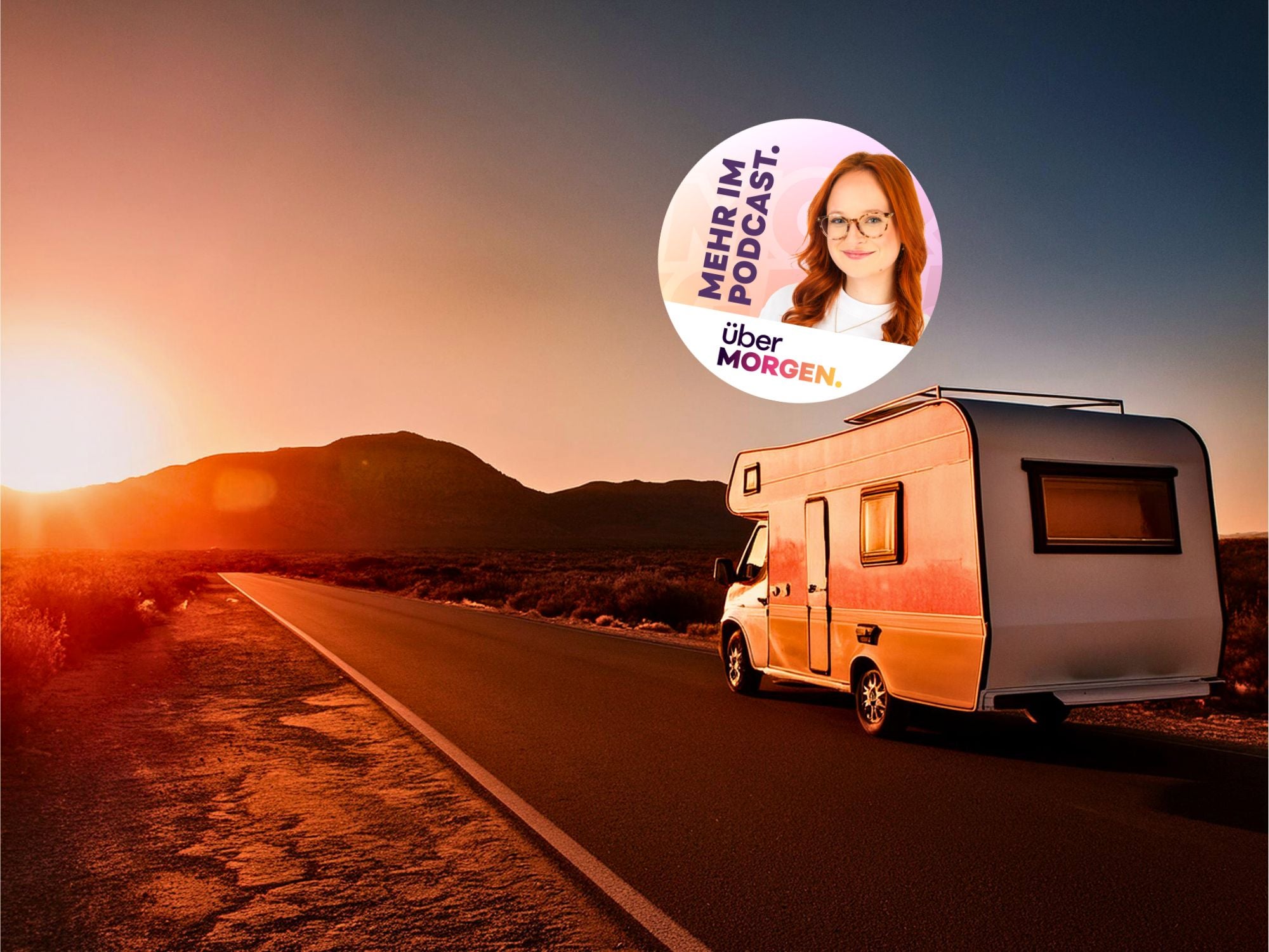 Wohnmobil fährt in den Sonnenuntergang, auf dem Bild ist ein Sticker „Mehr im Podcast – überMORGEN”