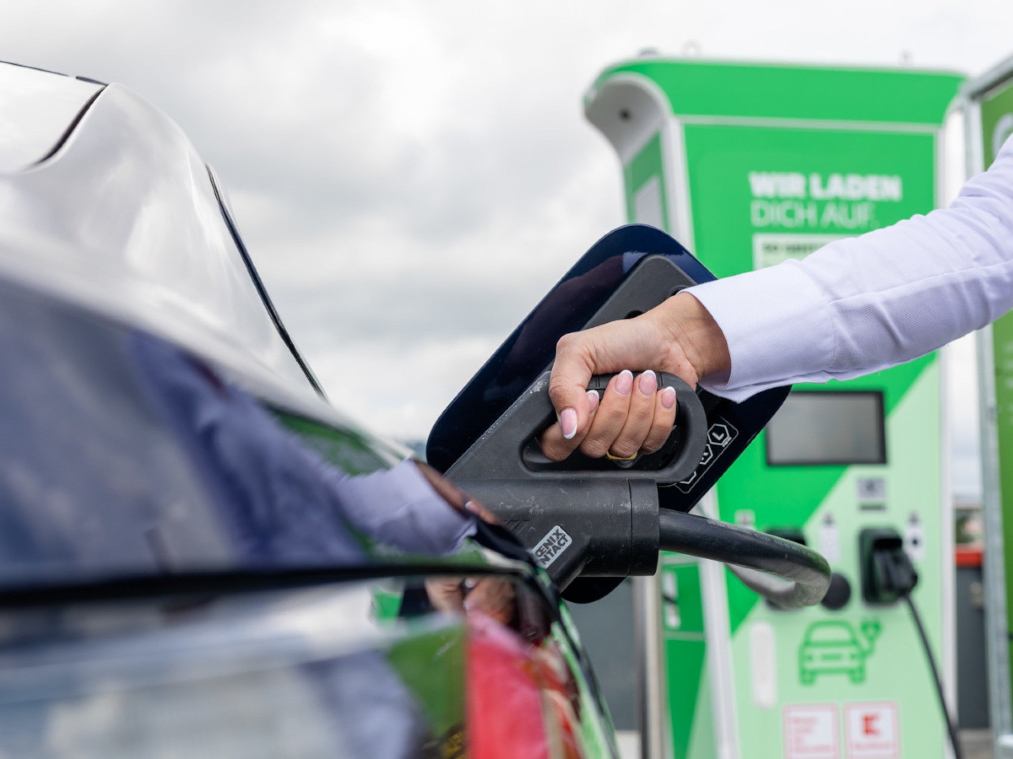 Ladevorgang an einer E-Auto-Ladesäule von Kaufland.