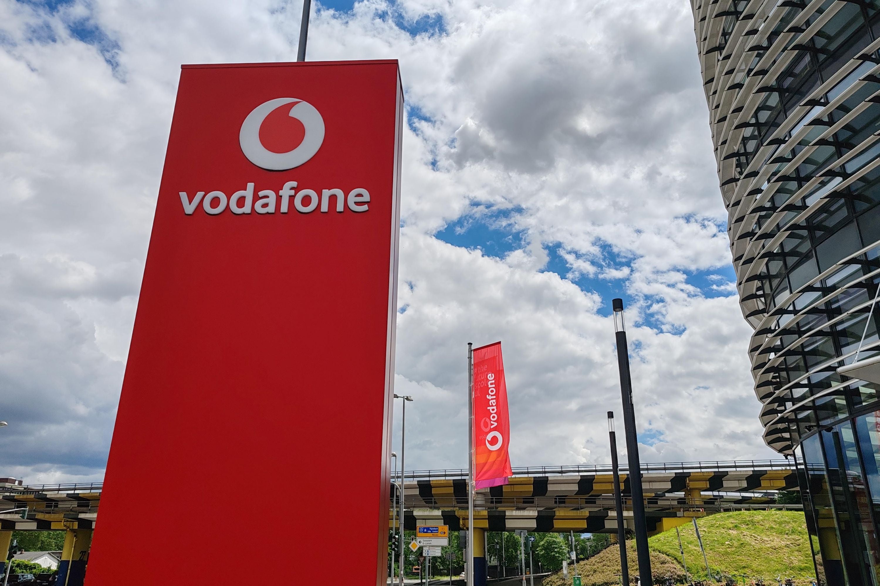 Ein Vodafone Logo auf einer Stele am Vodafone-Campus in Düsseldorf