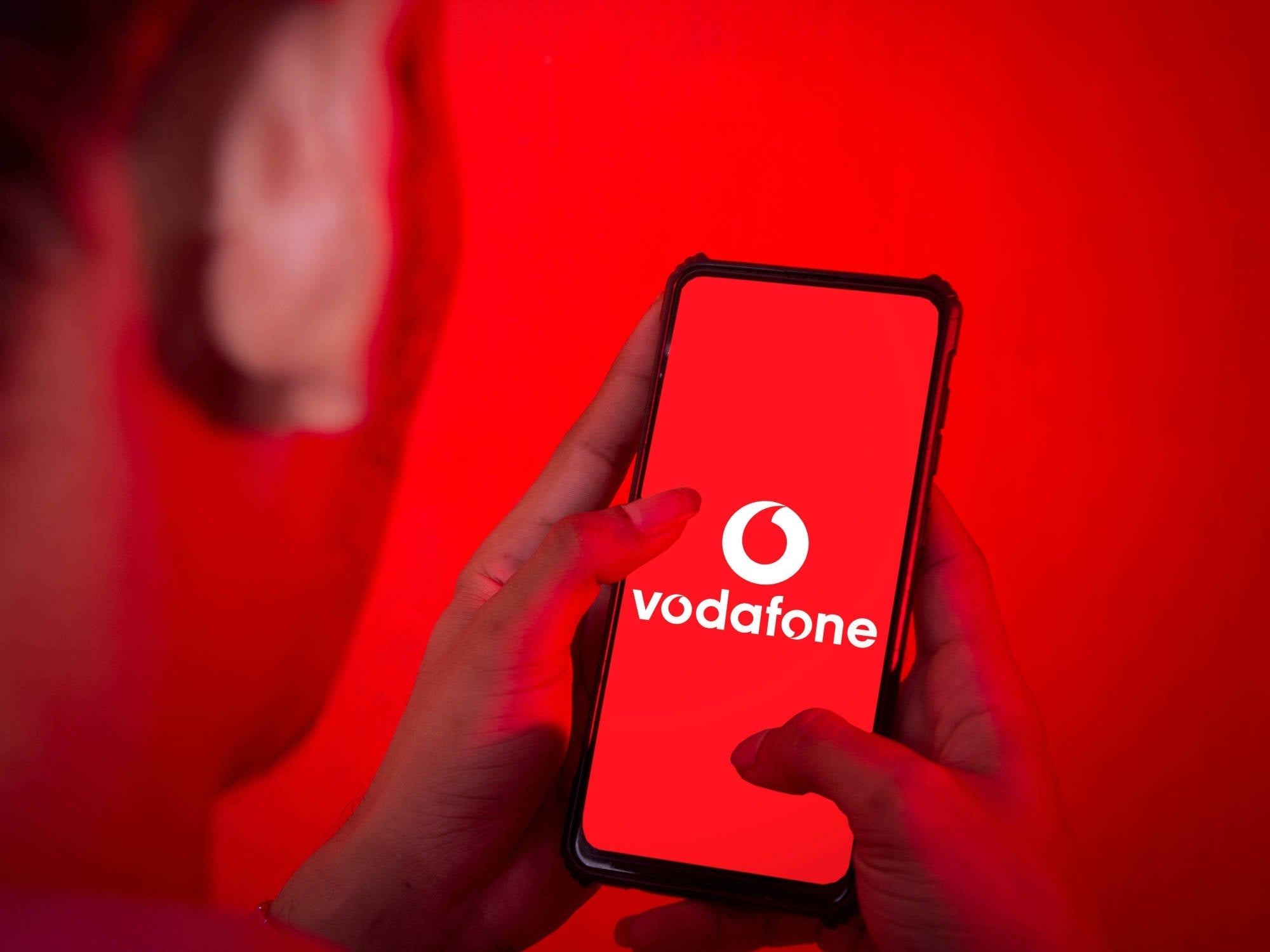 Das Vodafone-Logo auf einem Handy