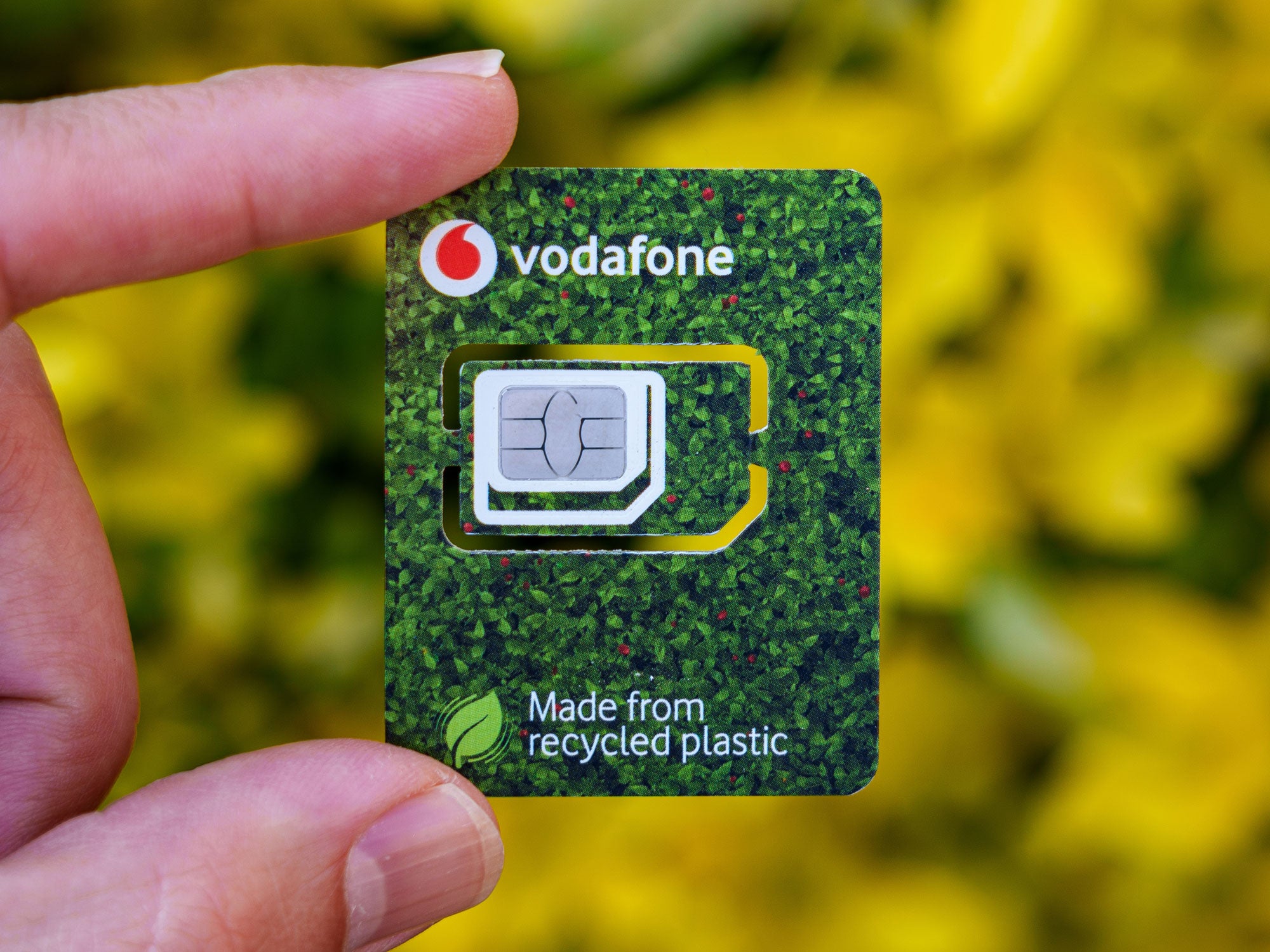 Vodafone-SIM-Karte in grünem, aus recyceltem Plastik erstellten Träger