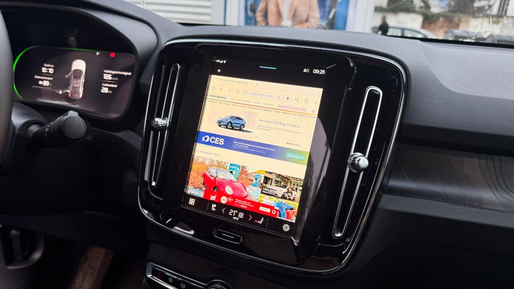 Webseite von inside digital im Center-Display des Volvo EC40.