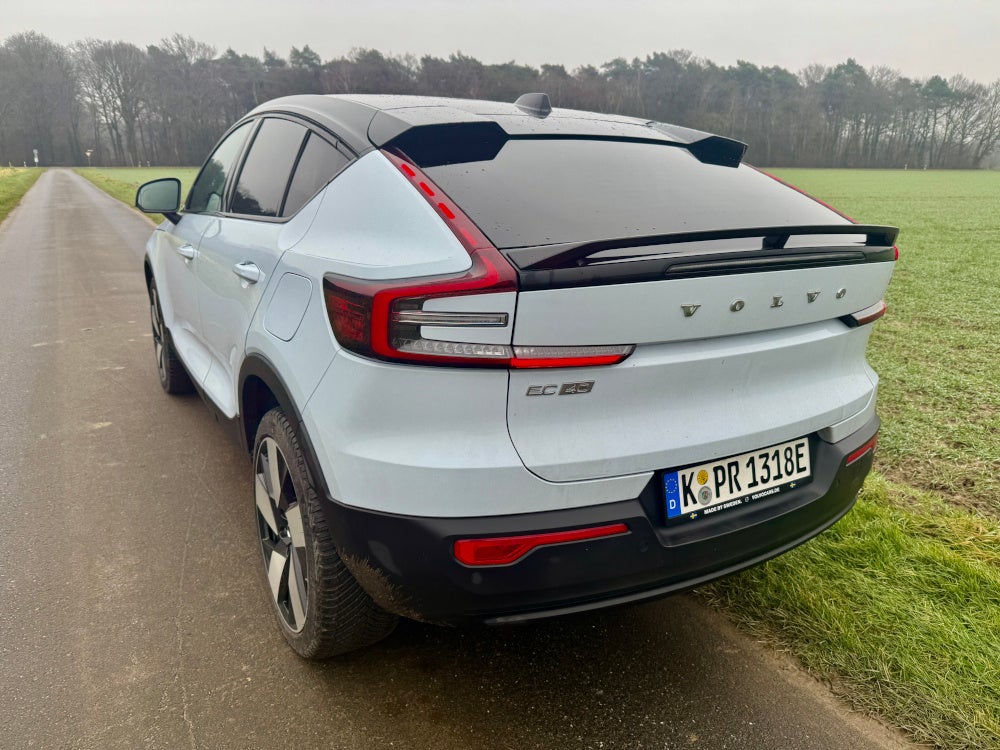 Fetzige Spoiler am Heck des Volvo EC40.